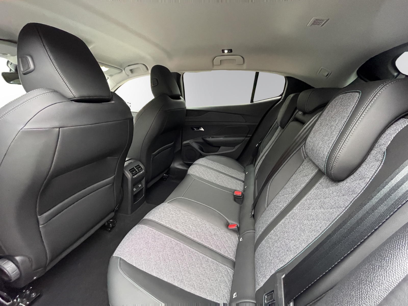 PEUGEOT 408 1.2 PureTech Allure Pack EAT8-image-14