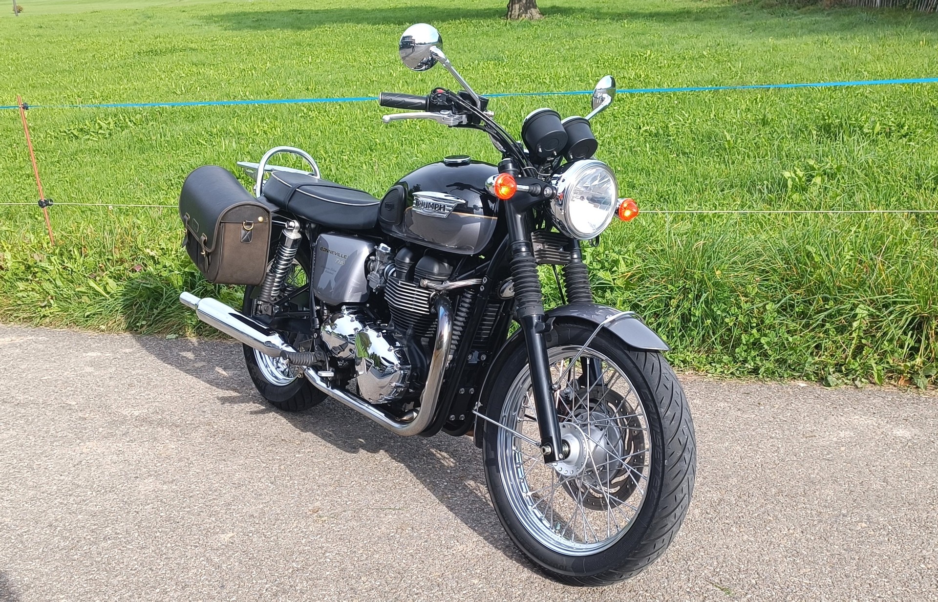 TRIUMPH Bonneville 900 i T 100