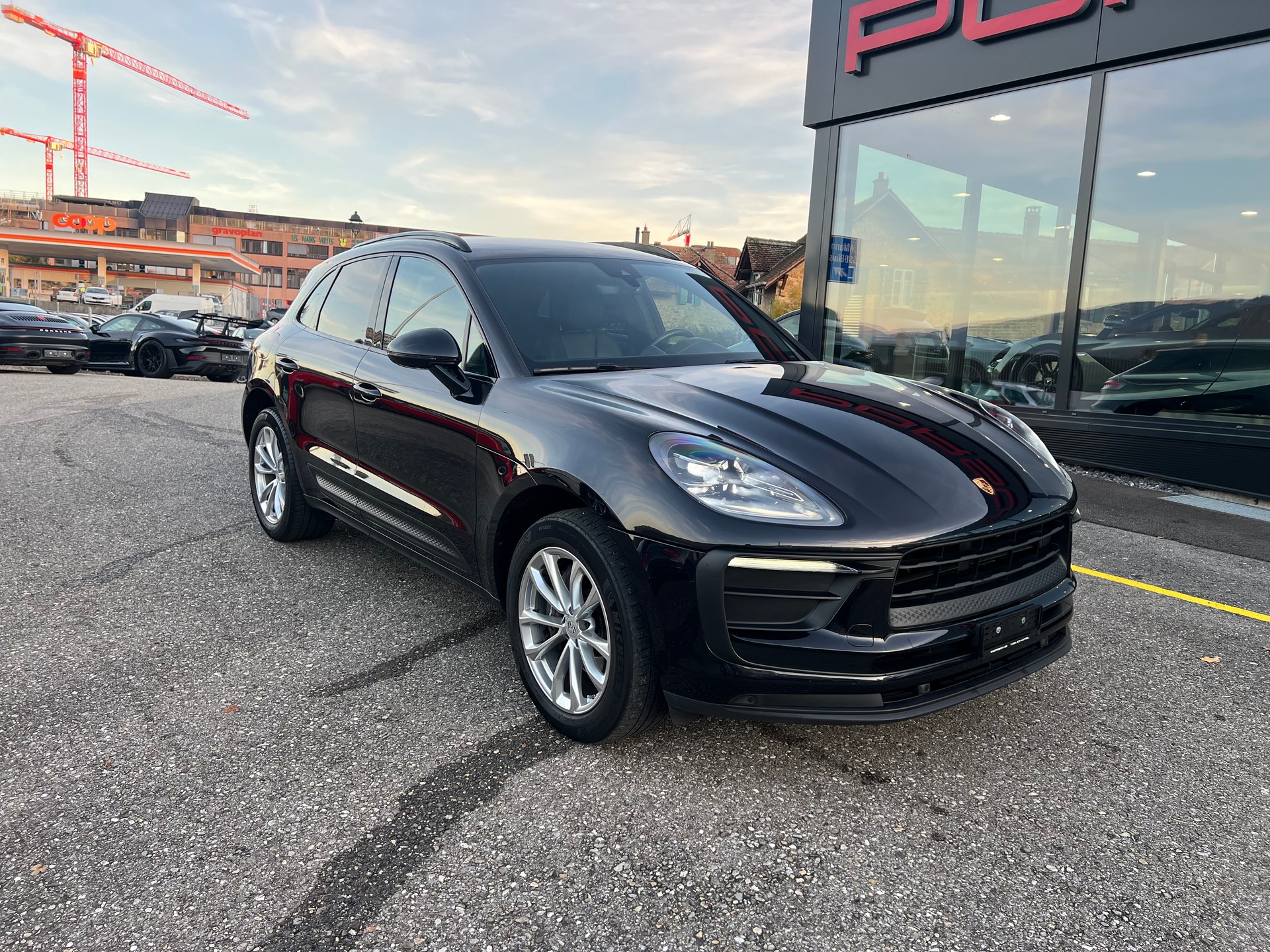 PORSCHE Macan PDK-showroom-element-2