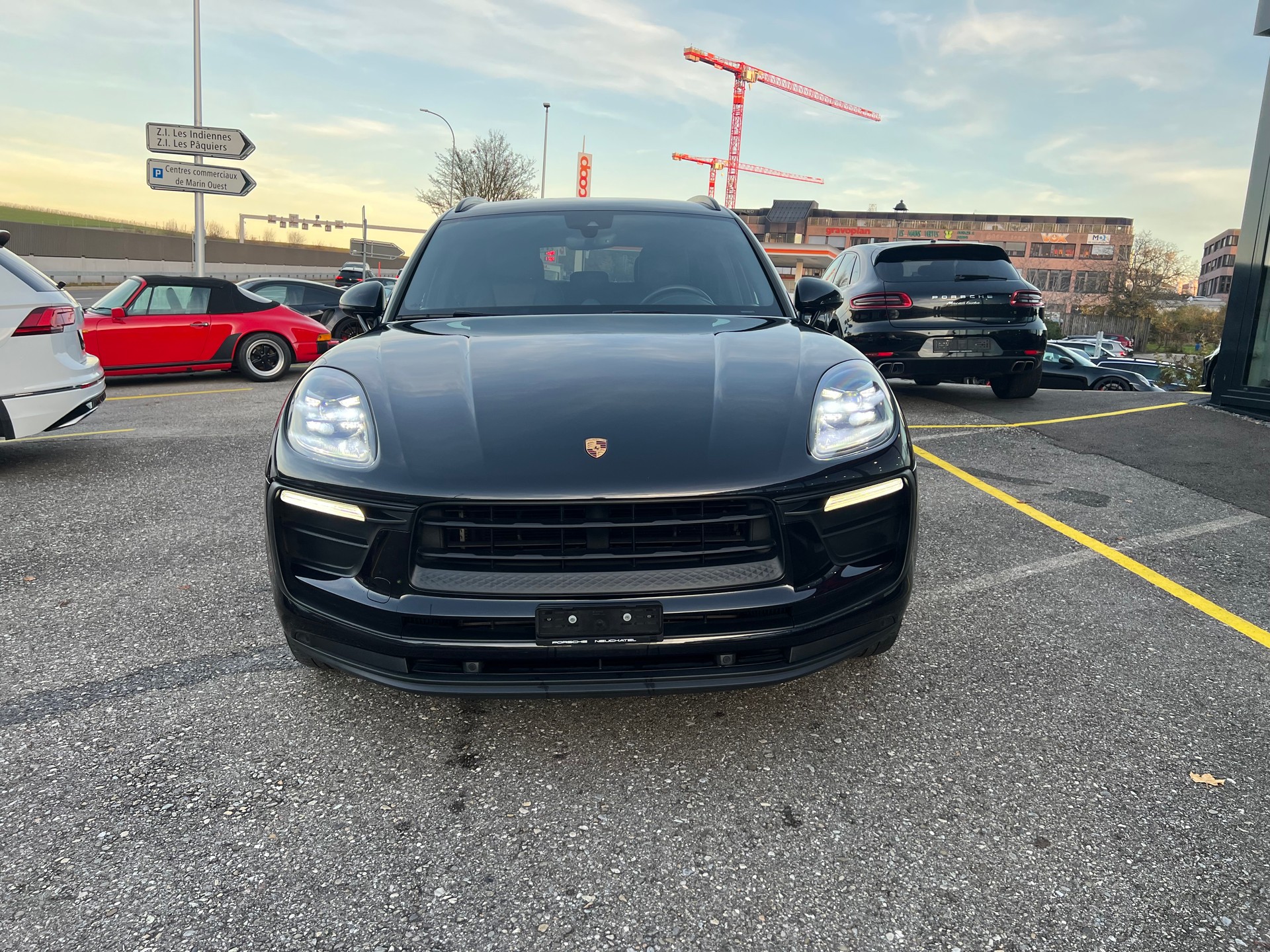 PORSCHE Macan PDK-showroom-element-1