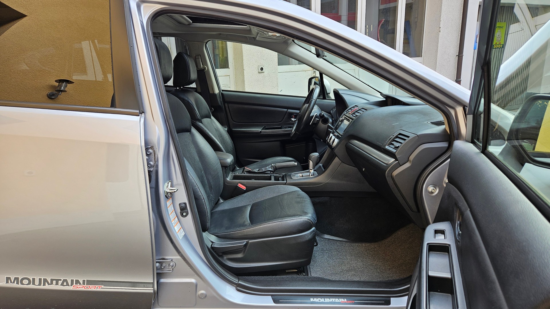 SUBARU XV 2.0 Swiss Three AWD CVT-showroom-element-2