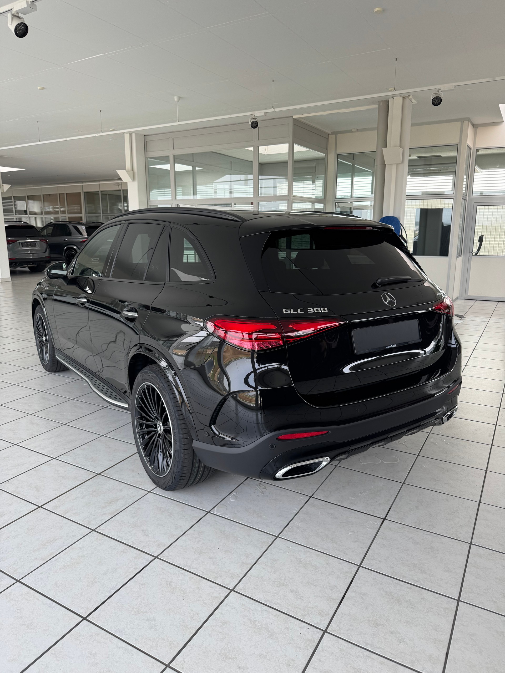 MERCEDES-BENZ GLC 300 4Matic-showroom-element-3