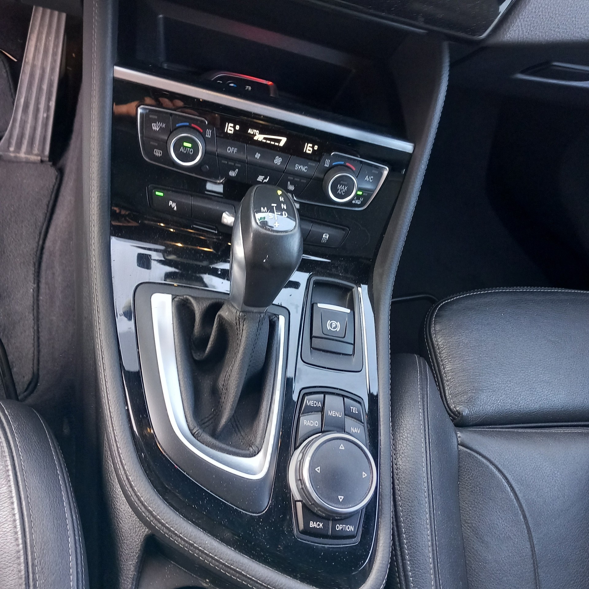 BMW 220d xDrive Active Tourer Luxury Line Steptronic-image-6