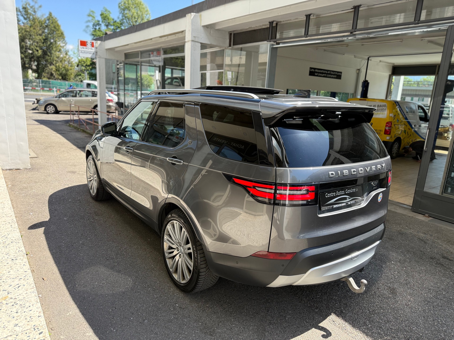 LAND ROVER Discovery 3.0 SDV6 SE Automatic-image-4
