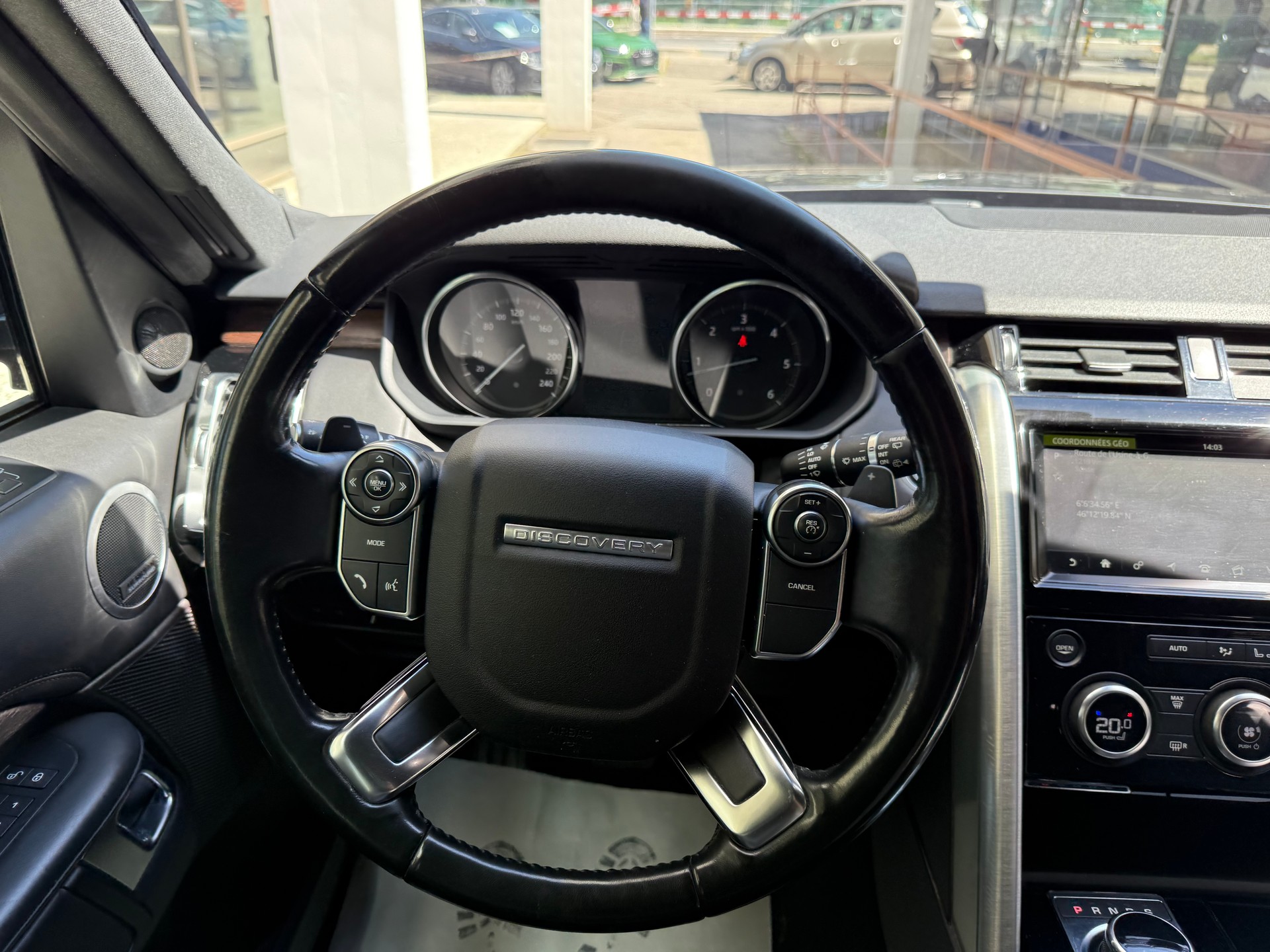 LAND ROVER Discovery 3.0 SDV6 SE Automatic-image-12