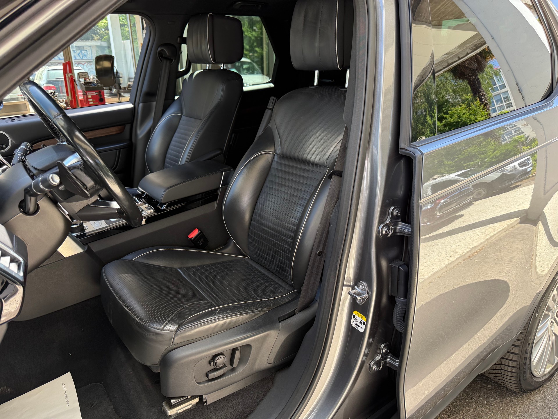 LAND ROVER Discovery 3.0 SDV6 SE Automatic-image-6