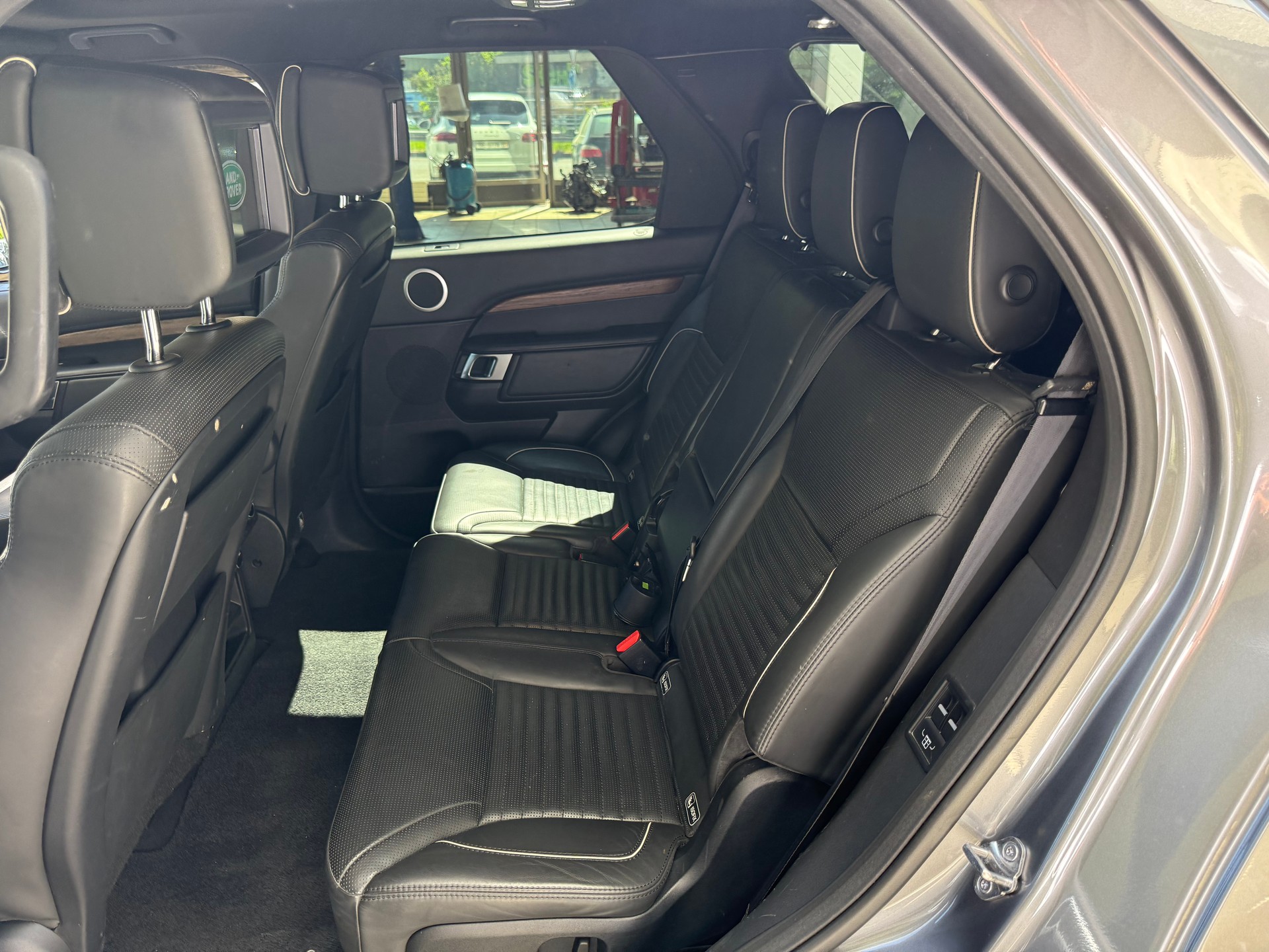 LAND ROVER Discovery 3.0 SDV6 SE Automatic-image-10