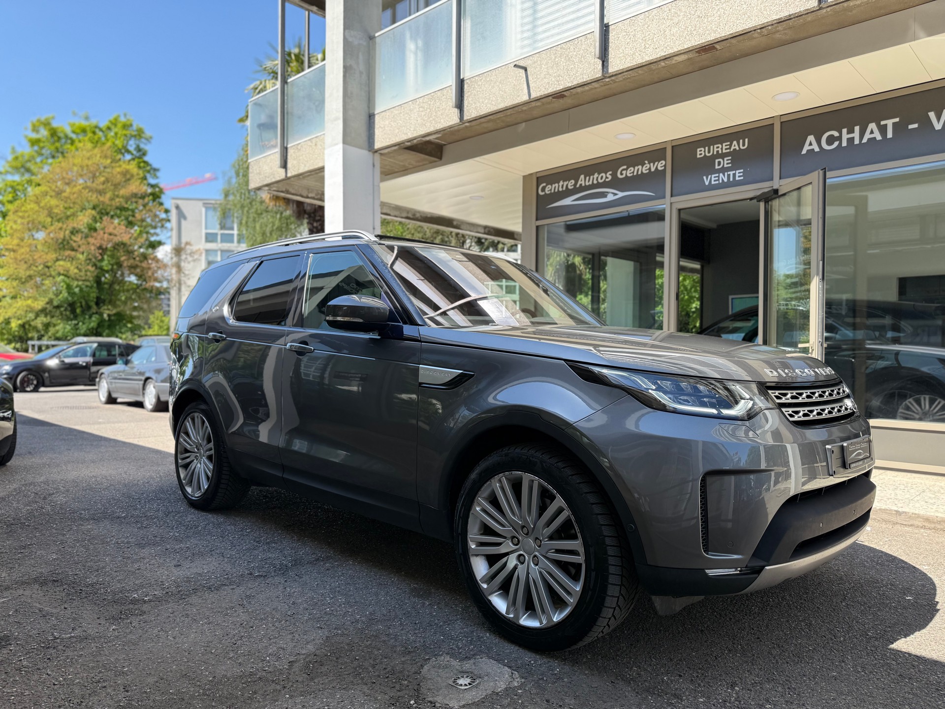 LAND ROVER Discovery 3.0 SDV6 SE Automatic-image-1
