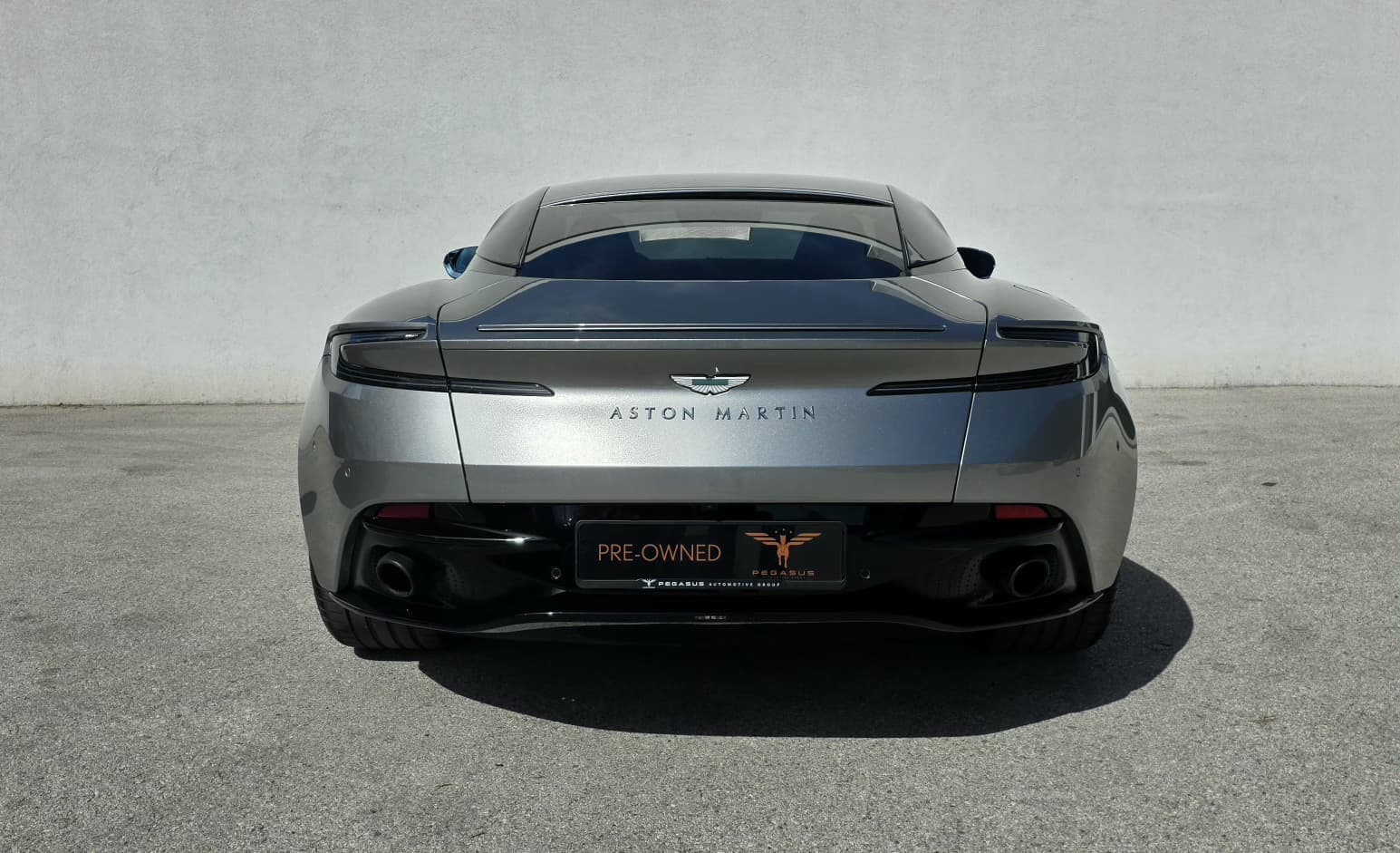 ASTON MARTIN DB12 Coupé-image-4
