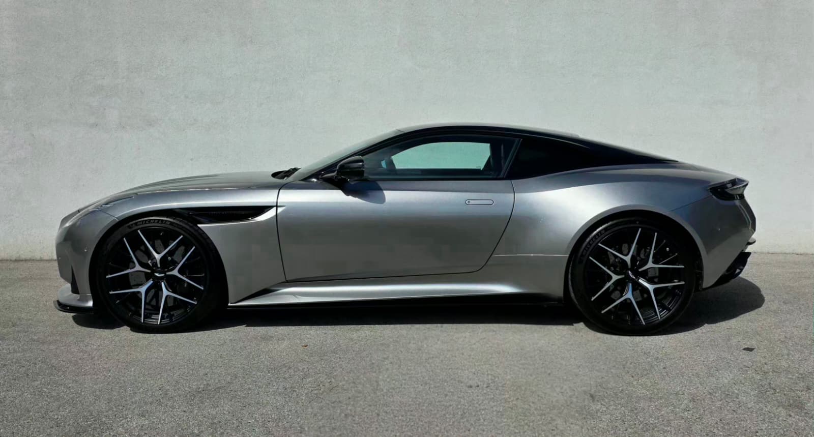 ASTON MARTIN DB12 Coupé-image-2