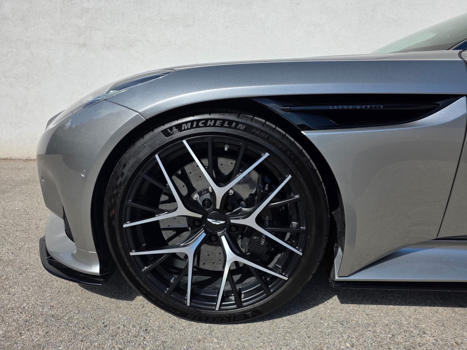 ASTON MARTIN DB12 Coupé-image-12