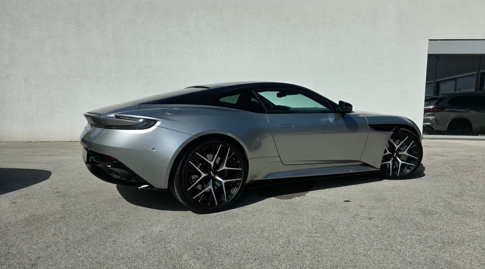 ASTON MARTIN DB12 Coupé-image-1
