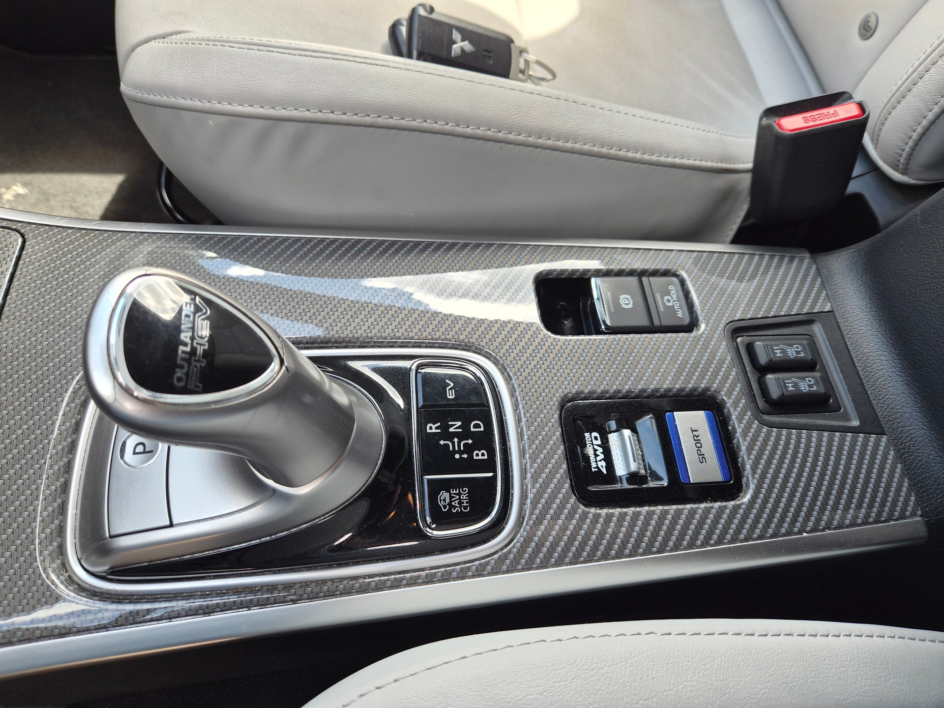 MITSUBISHI Outlander 2.4 PHEV Diamond 4WD Automatic-image-13