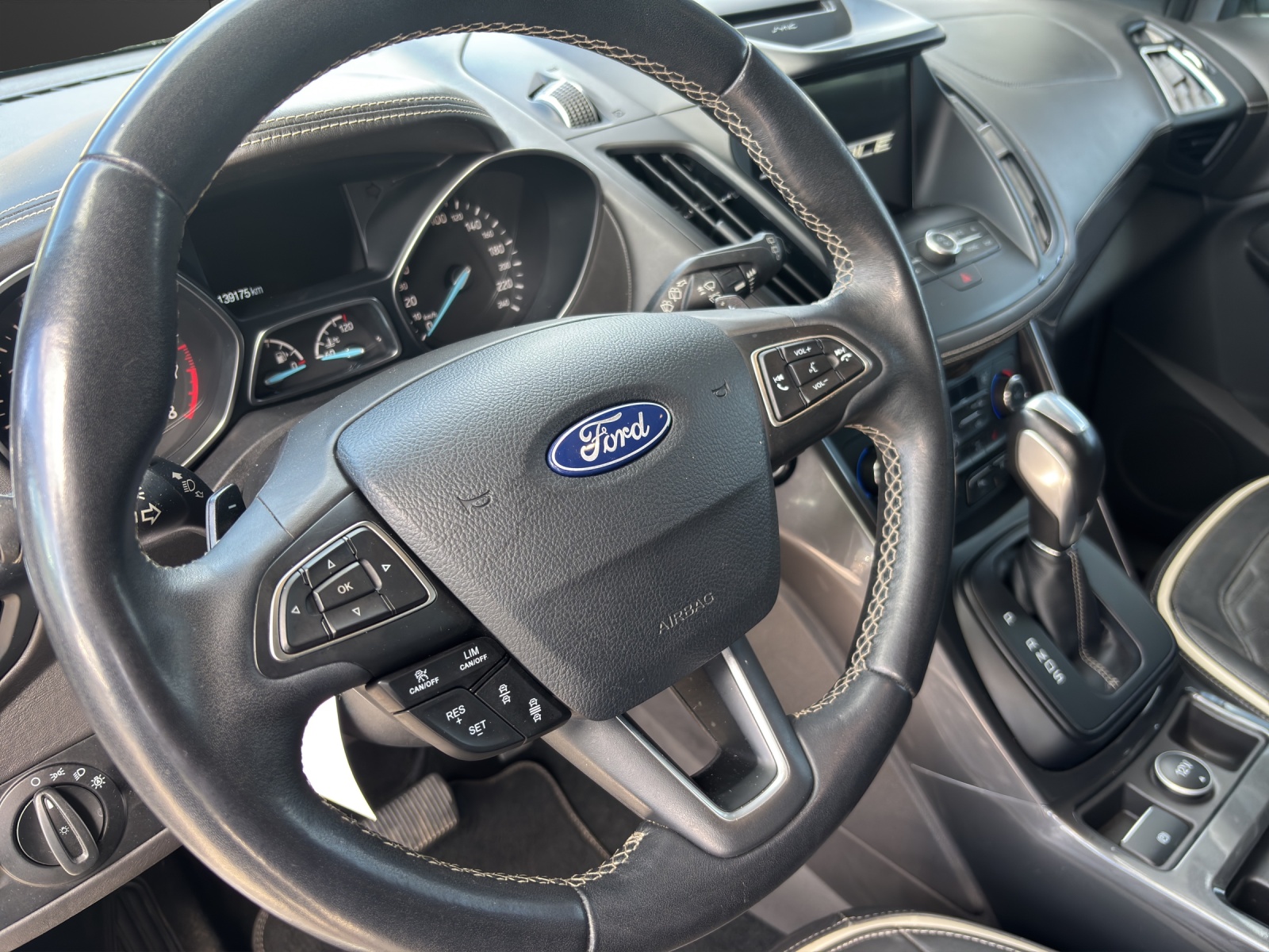 FORD Kuga 1.5 SCTi Vignale 4WD Automatic-showroom-element-3