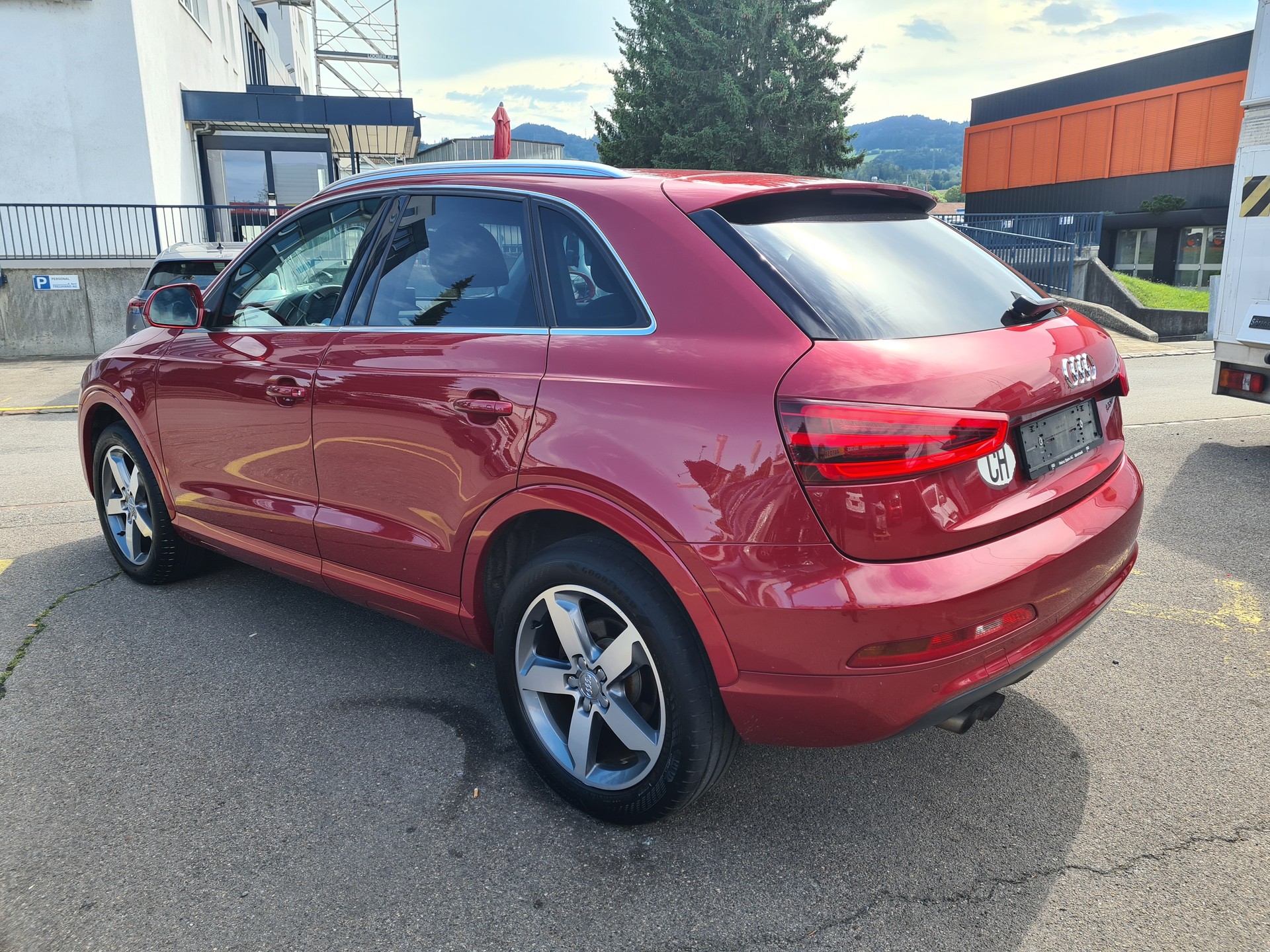 AUDI Q3 2.0 TDI quattro-image-4
