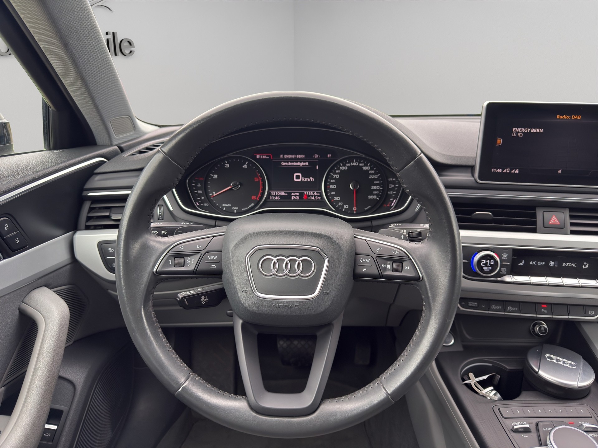 AUDI A4 Avant 2.0 TDI Design quattro S-tronic-image-9