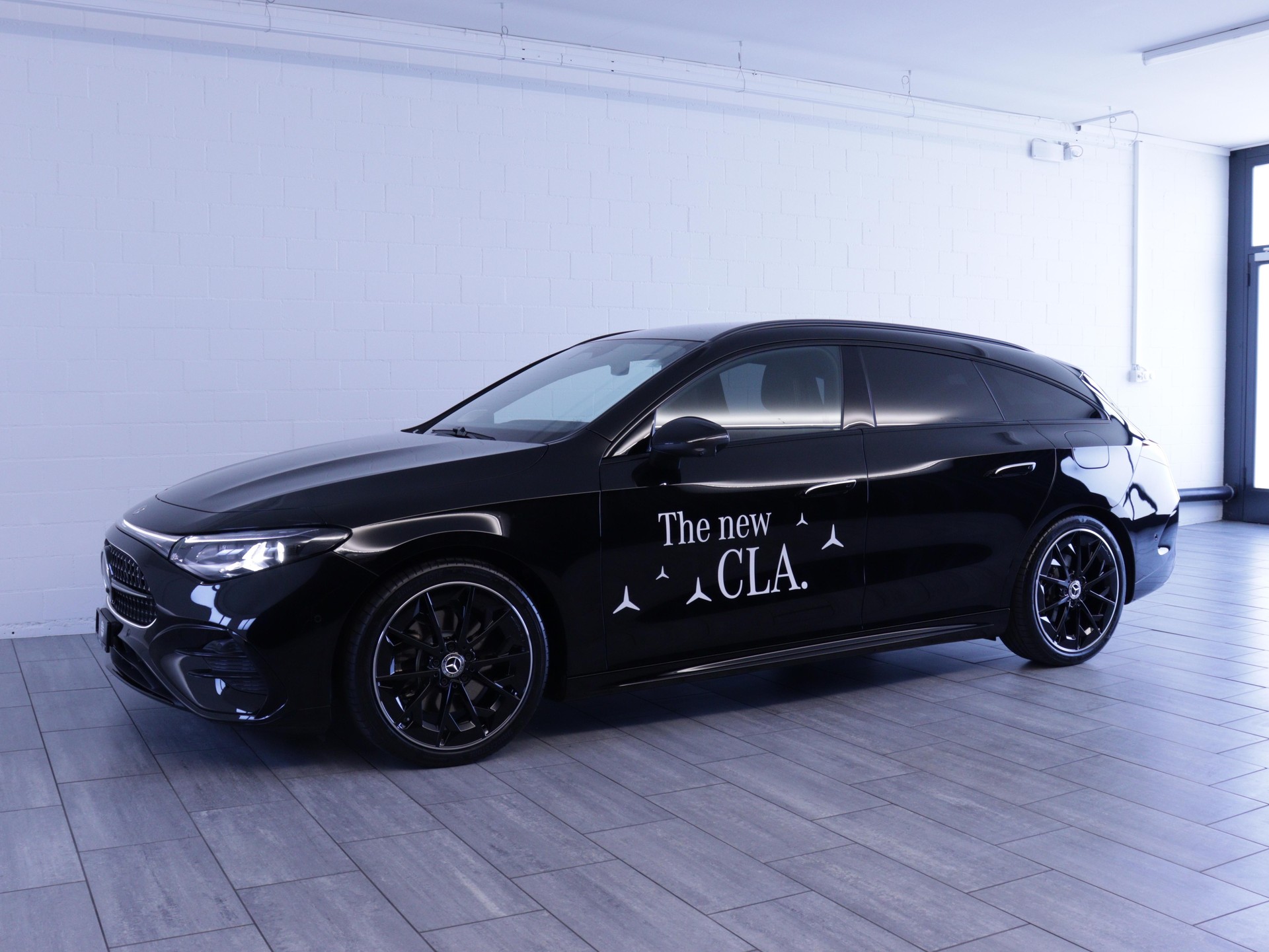 MERCEDES-BENZ CLA 220 4-Matic Shooting Brake-showroom-element-1
