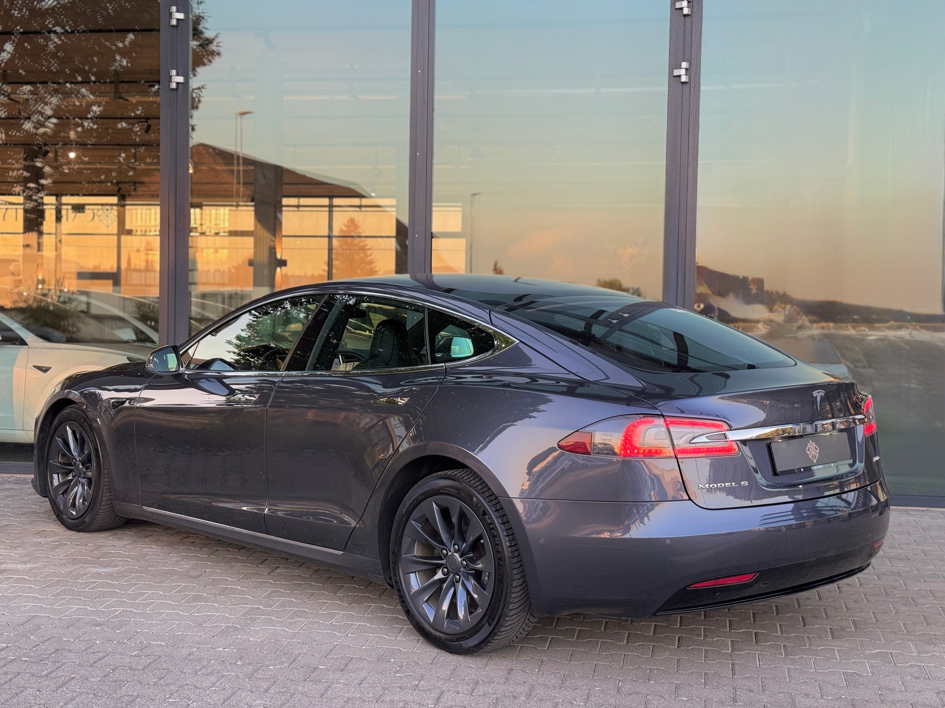 TESLA Model S 100 D *FREE Supercharger* / Enhanced Autopilot-showroom-element-3