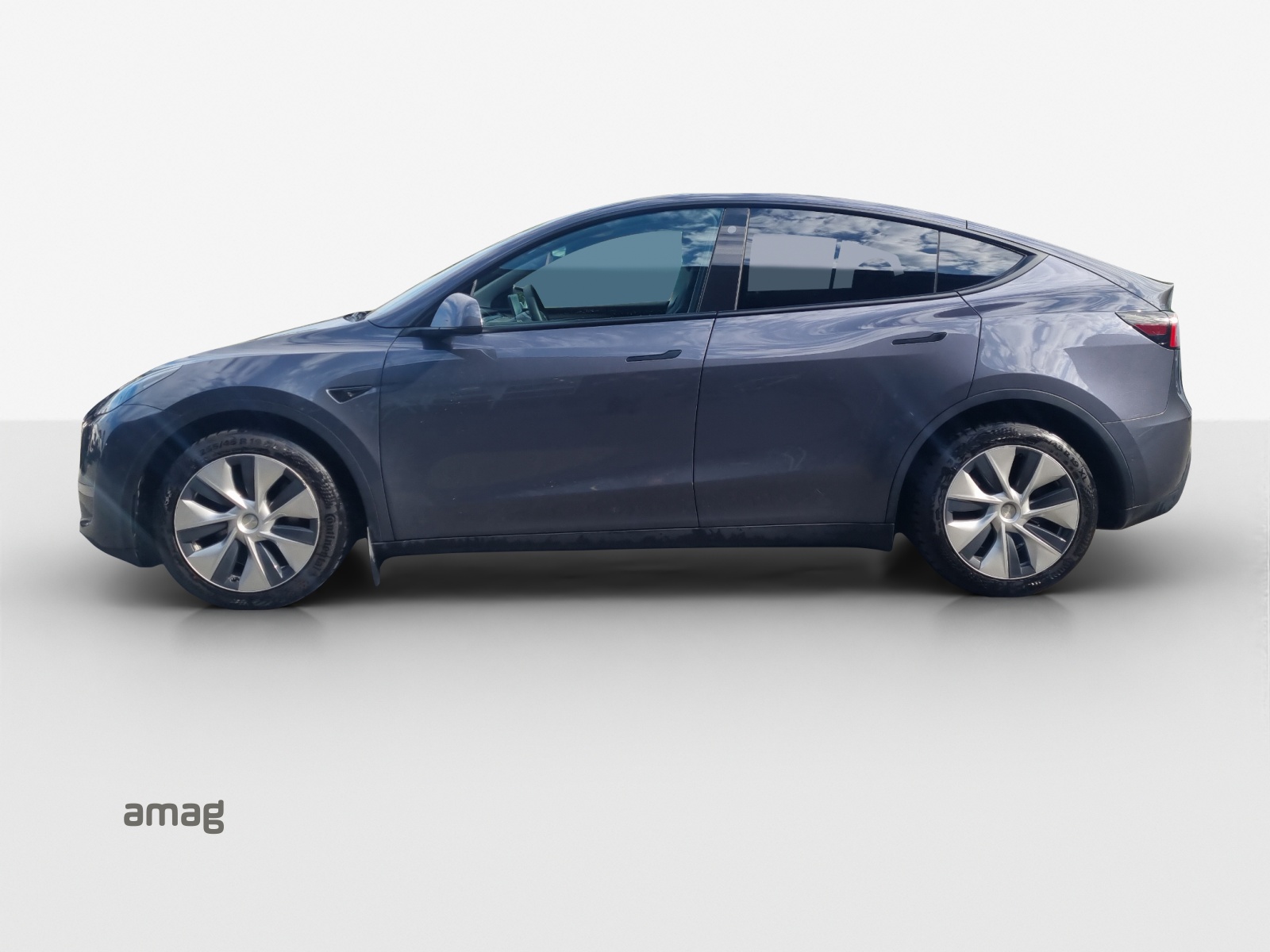 TESLA Model Y Long Range-showroom-element-1