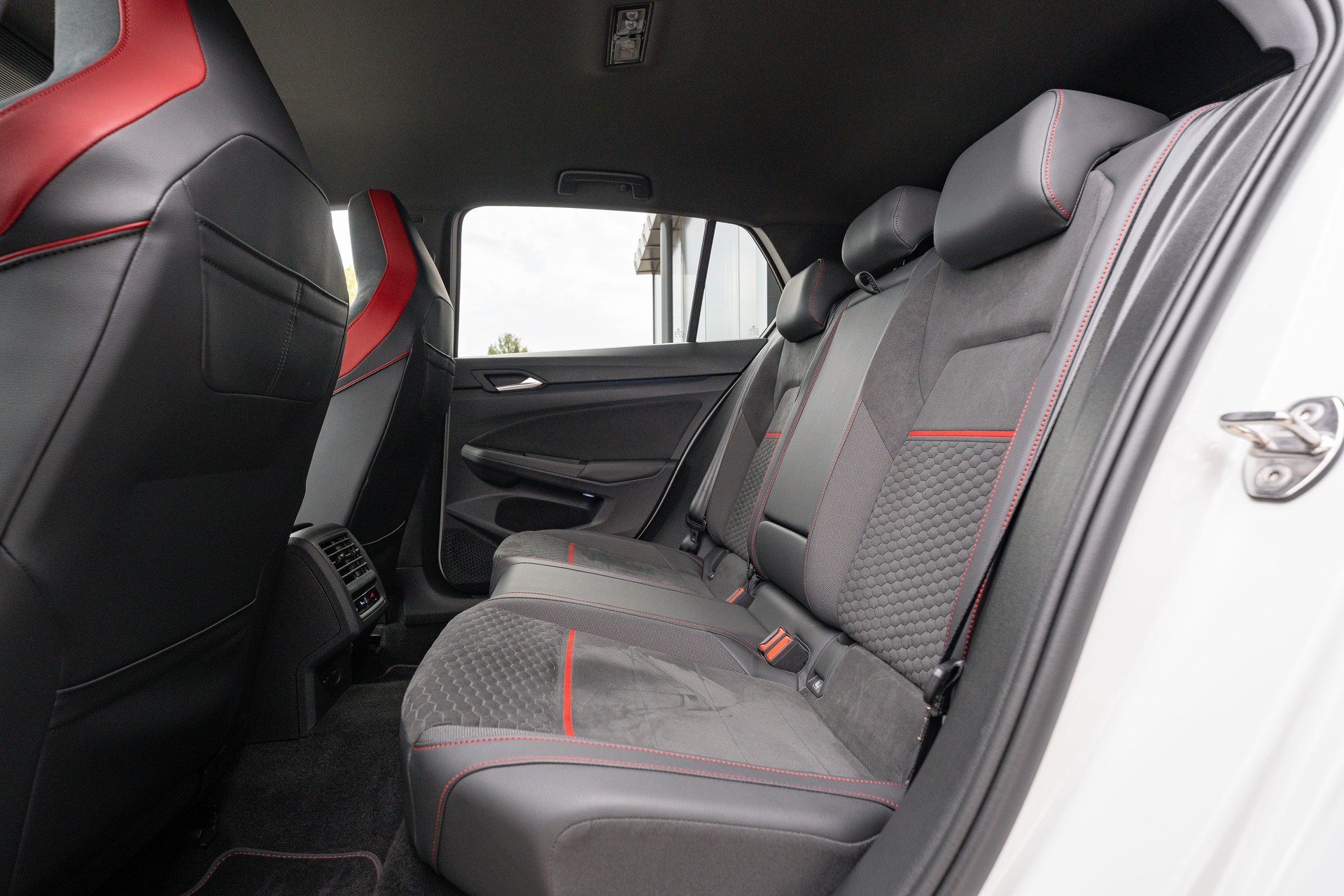 VW Golf 2.0 TSI GTI Clubsport DSG-image-17