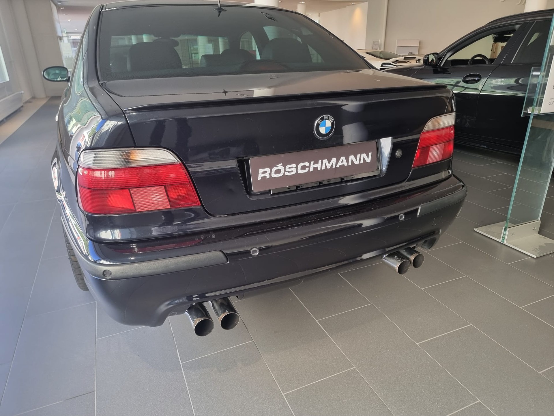 BMW M5 V8-showroom-element-3