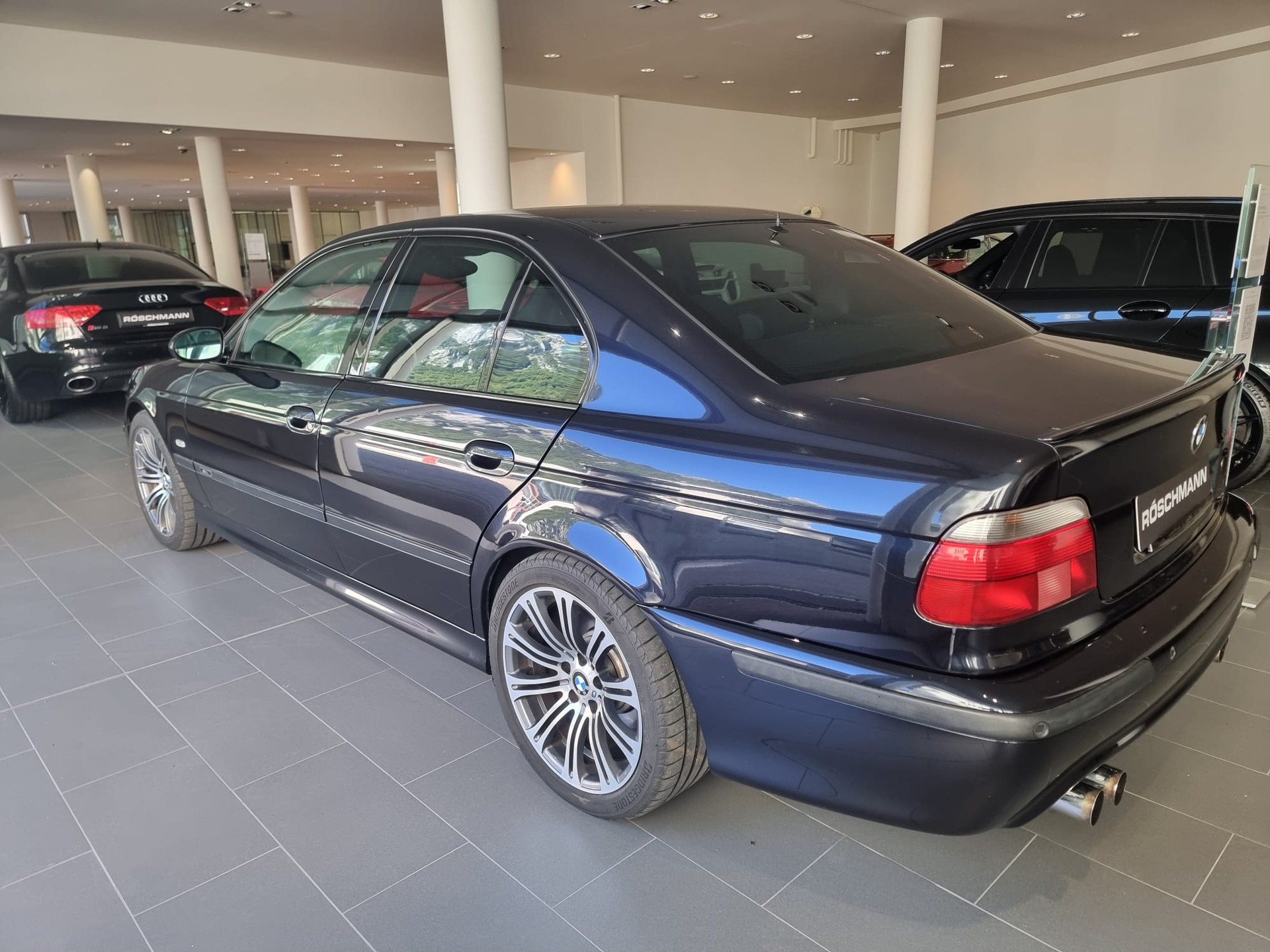BMW M5 V8-showroom-element-1