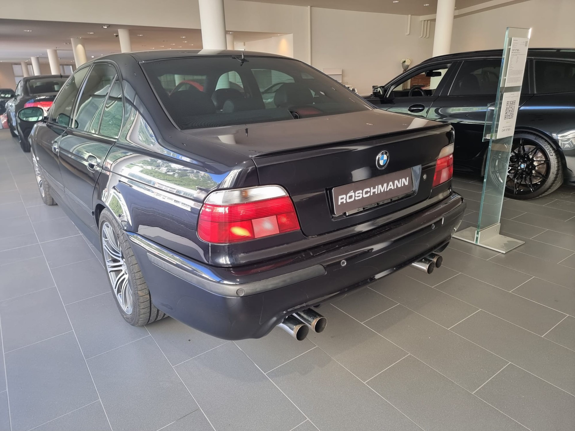 BMW M5 V8-showroom-element-2