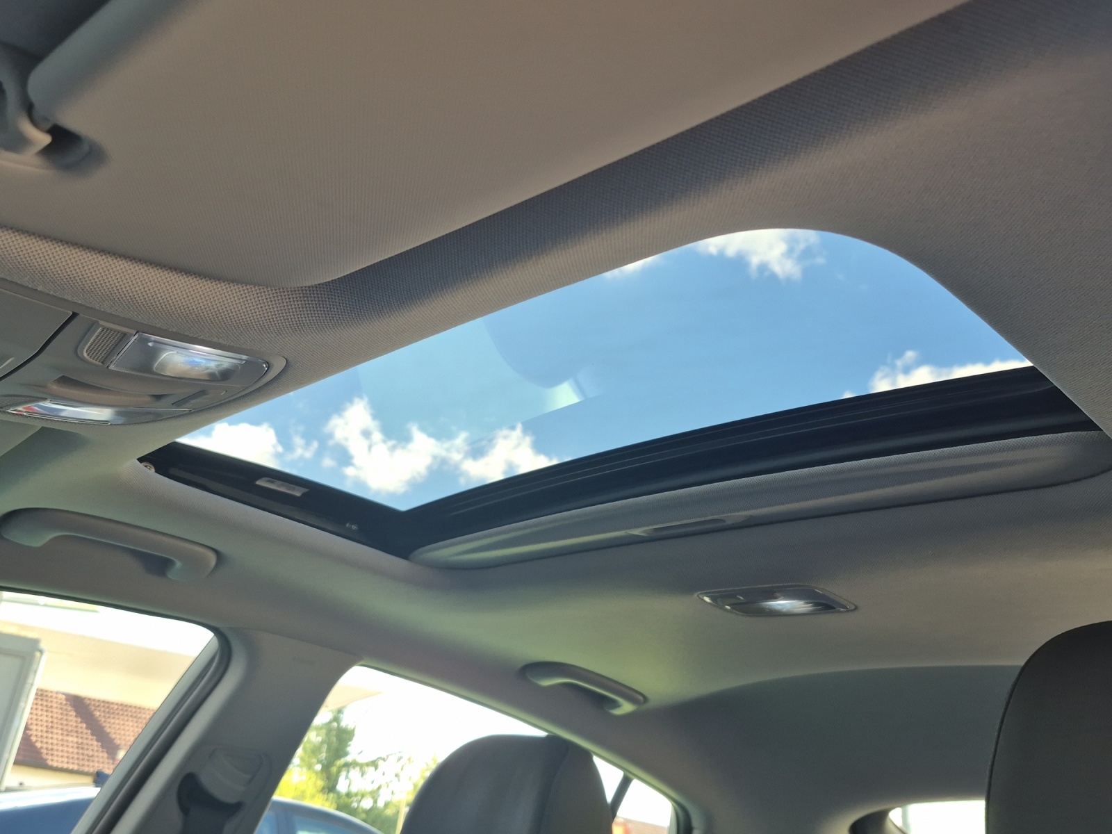HYUNDAI Ioniq 1.6 GDi HEV Launch Plus-image-15