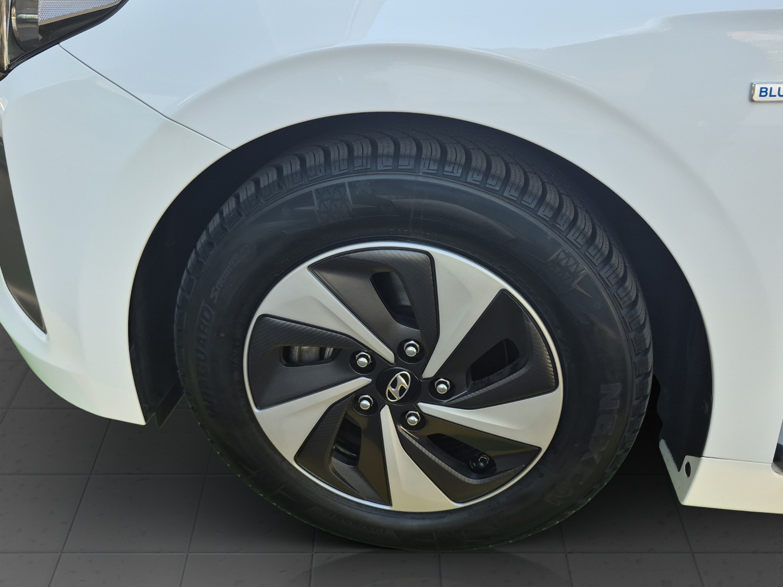 HYUNDAI Ioniq 1.6 GDi HEV Launch Plus-image-13