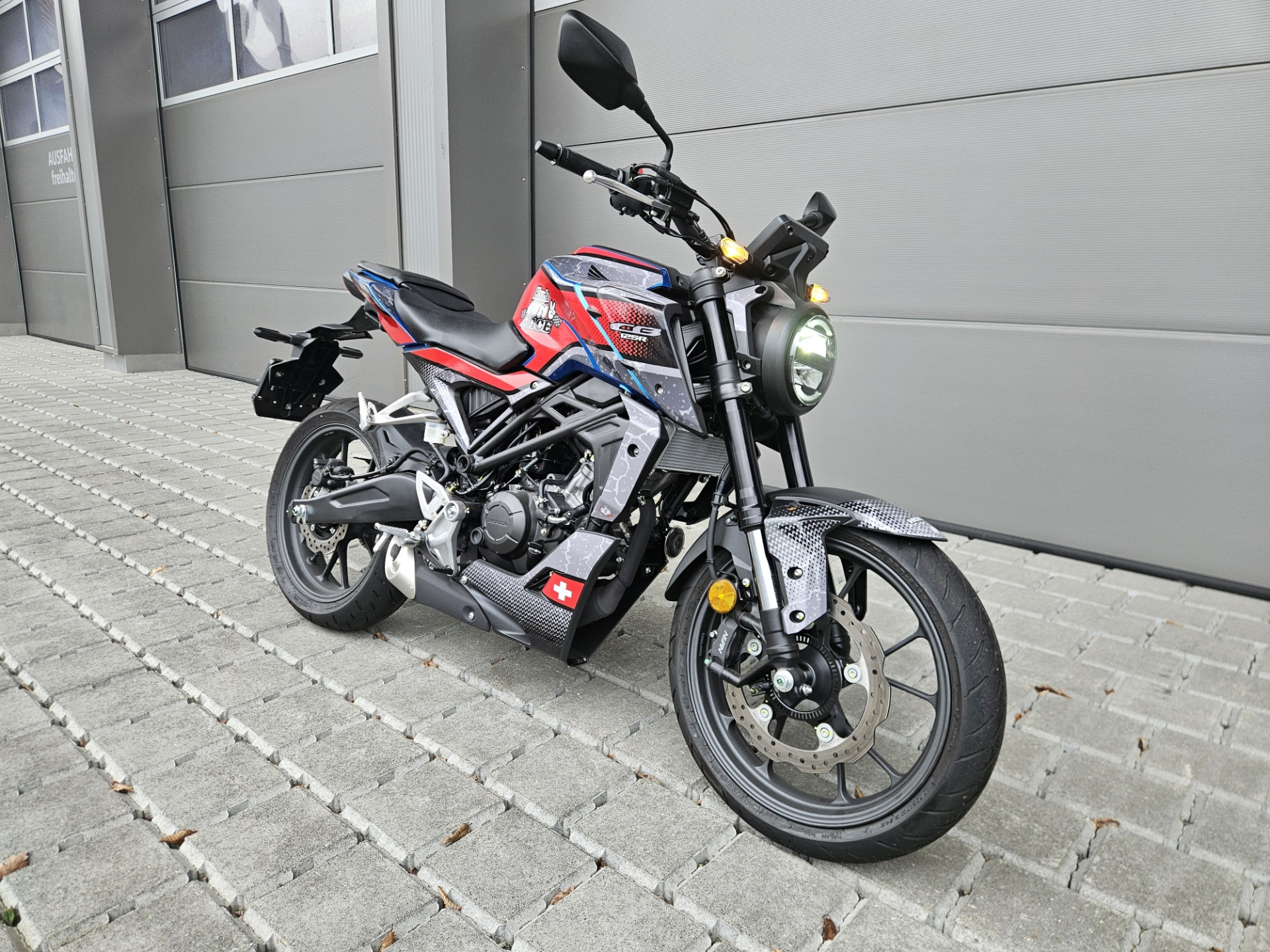 HONDA CB 125 R-showroom-element-1