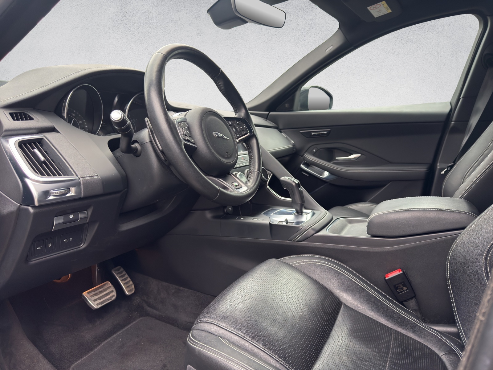 JAGUAR E-Pace 2.0 P250 R-Dynamic SE AWD-image-13