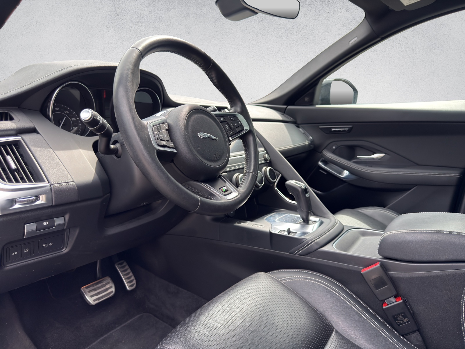 JAGUAR E-Pace 2.0 P250 R-Dynamic SE AWD-image-13