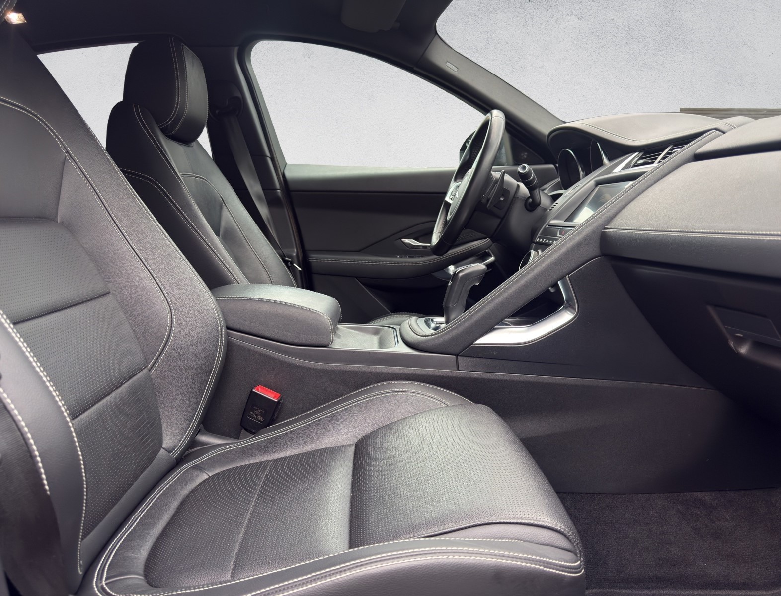JAGUAR E-Pace 2.0 P250 R-Dynamic SE AWD-image-14