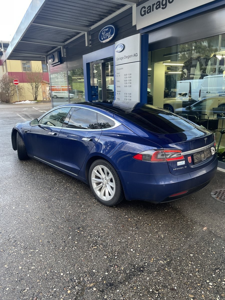 TESLA Model S 100 D-showroom-element-1