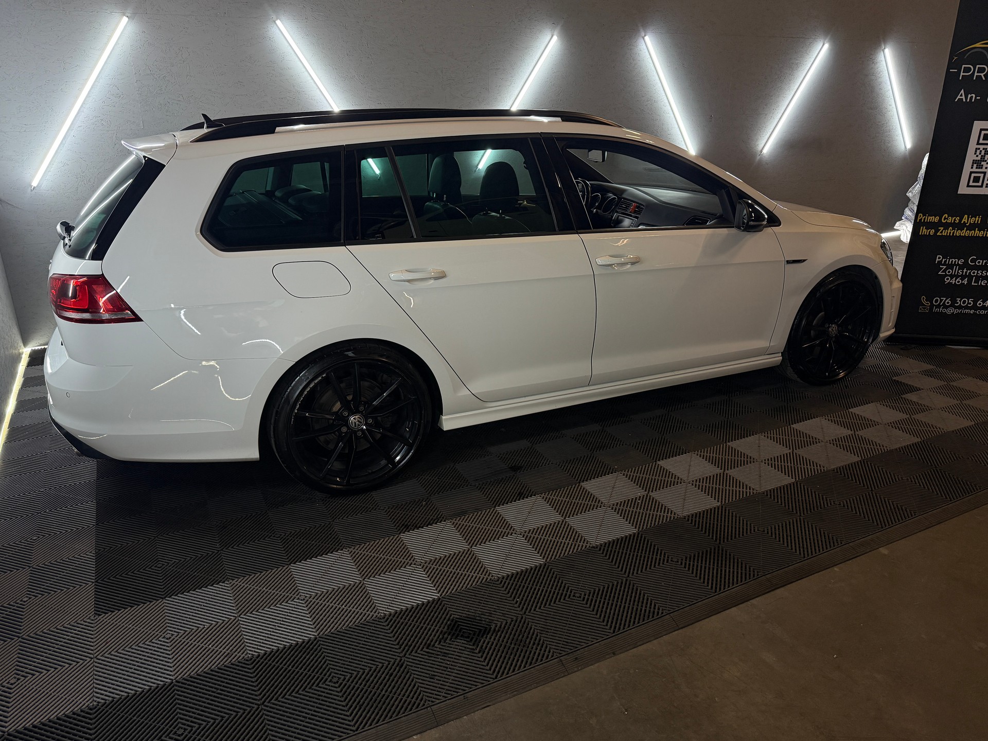 VW Golf Variant 2.0 TSI R 4 Motion DSG-image-11