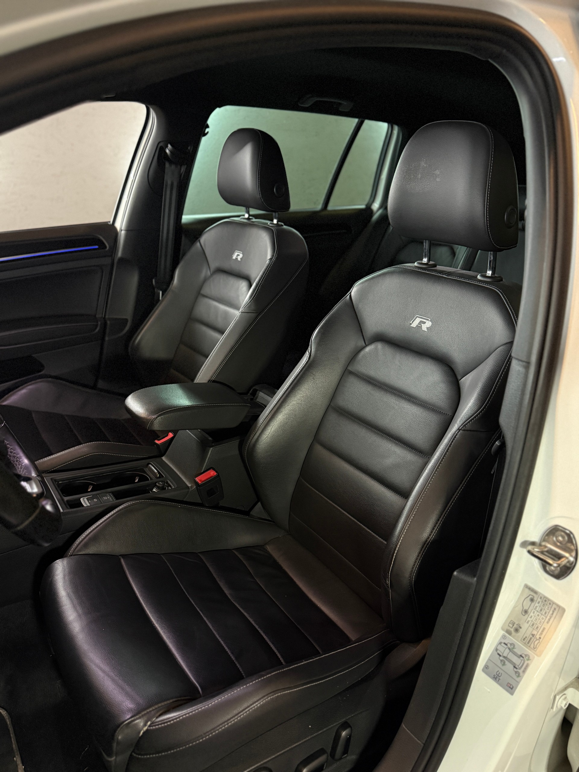 VW Golf Variant 2.0 TSI R 4 Motion DSG-image-17