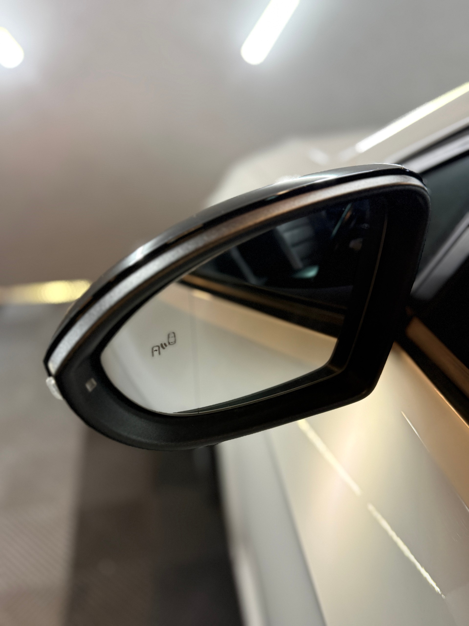 VW Golf Variant 2.0 TSI R 4 Motion DSG-image-21