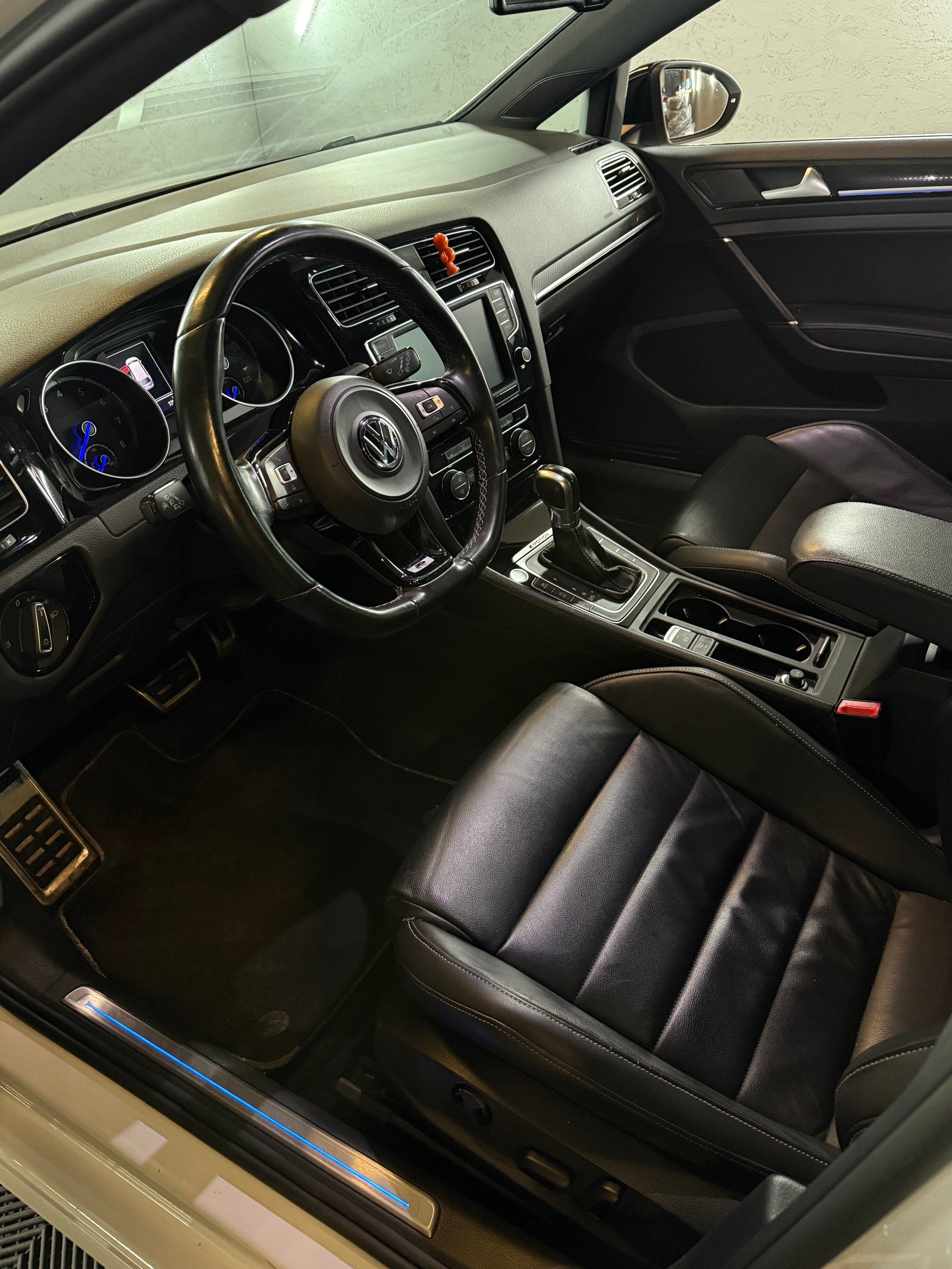 VW Golf Variant 2.0 TSI R 4 Motion DSG-image-15