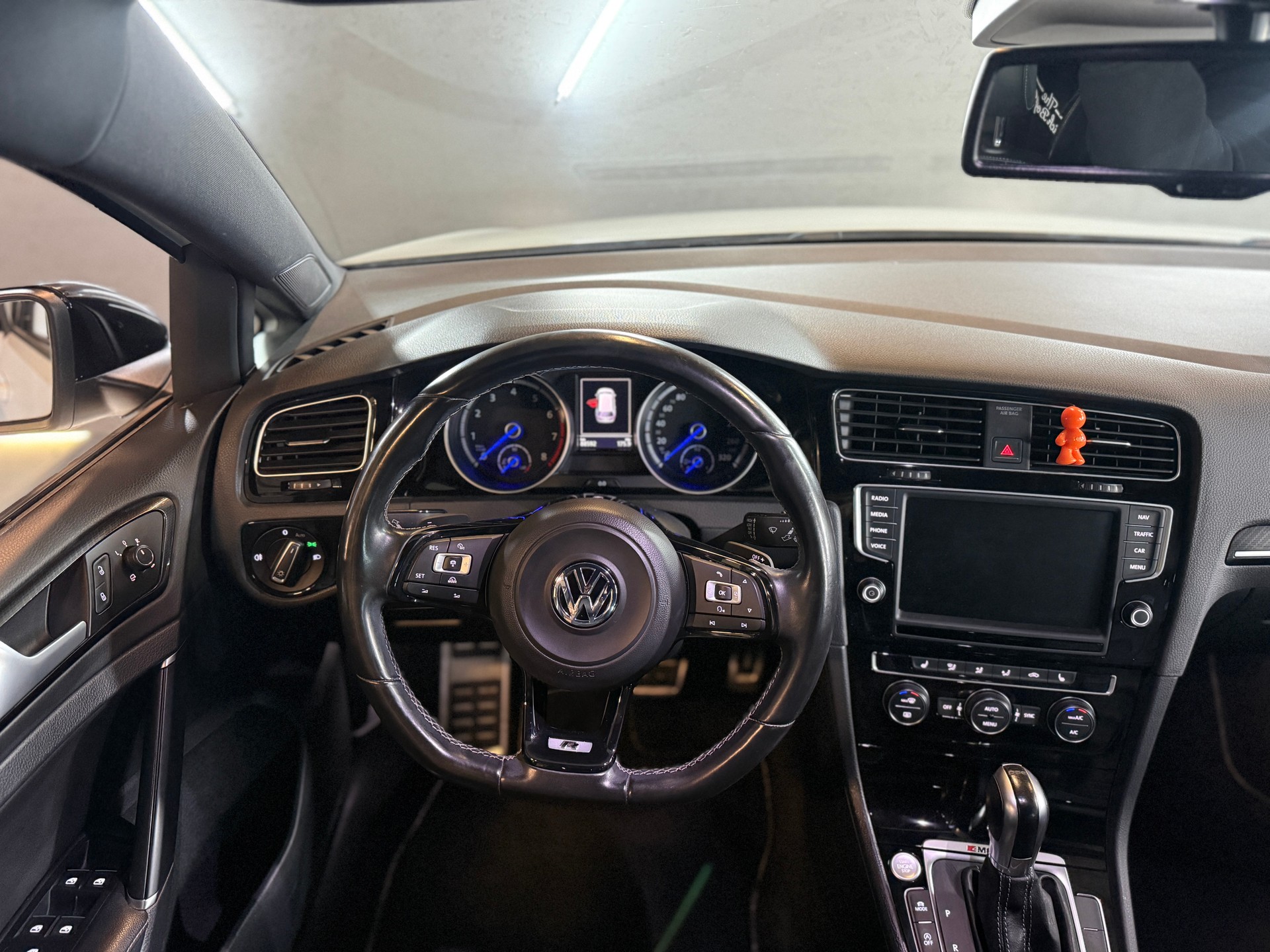 VW Golf Variant 2.0 TSI R 4 Motion DSG-image-16