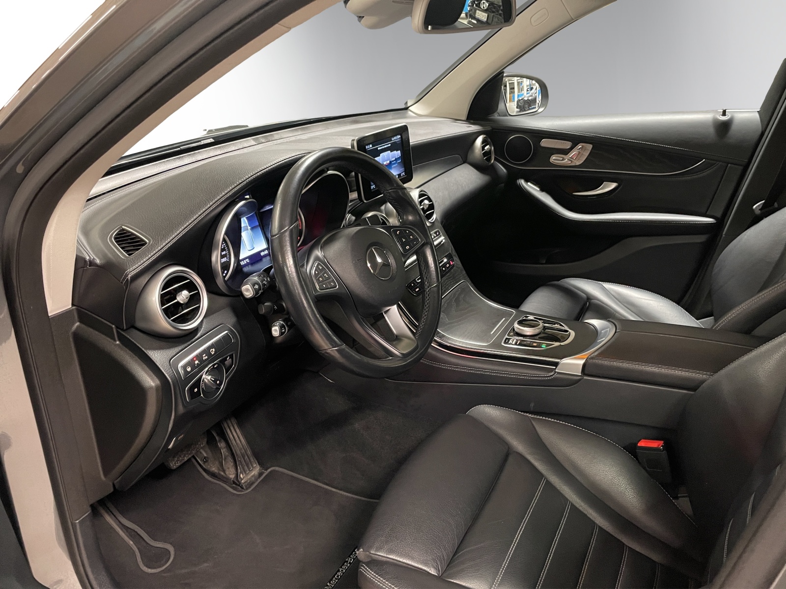 MERCEDES-BENZ GLC 250 AMG Line 4Matic 9G-Tronic-image-6