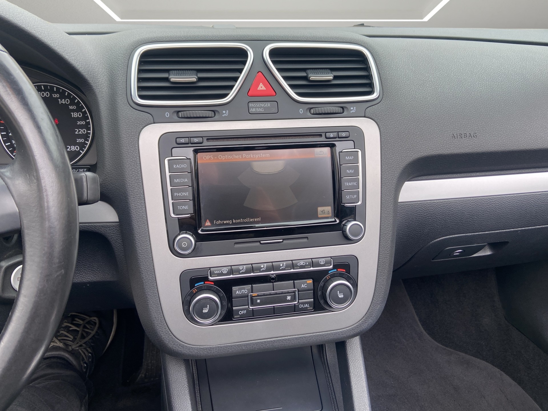 VW Eos 2.0 TDI BlueMotion Technology DSG-image-12