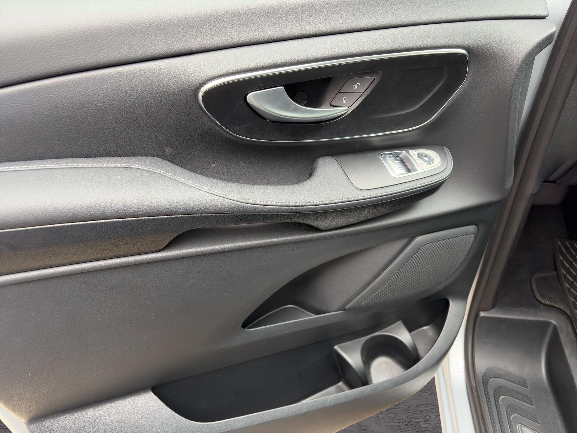 MERCEDES-BENZ V 250 d Avantgarde lang Van-image-12
