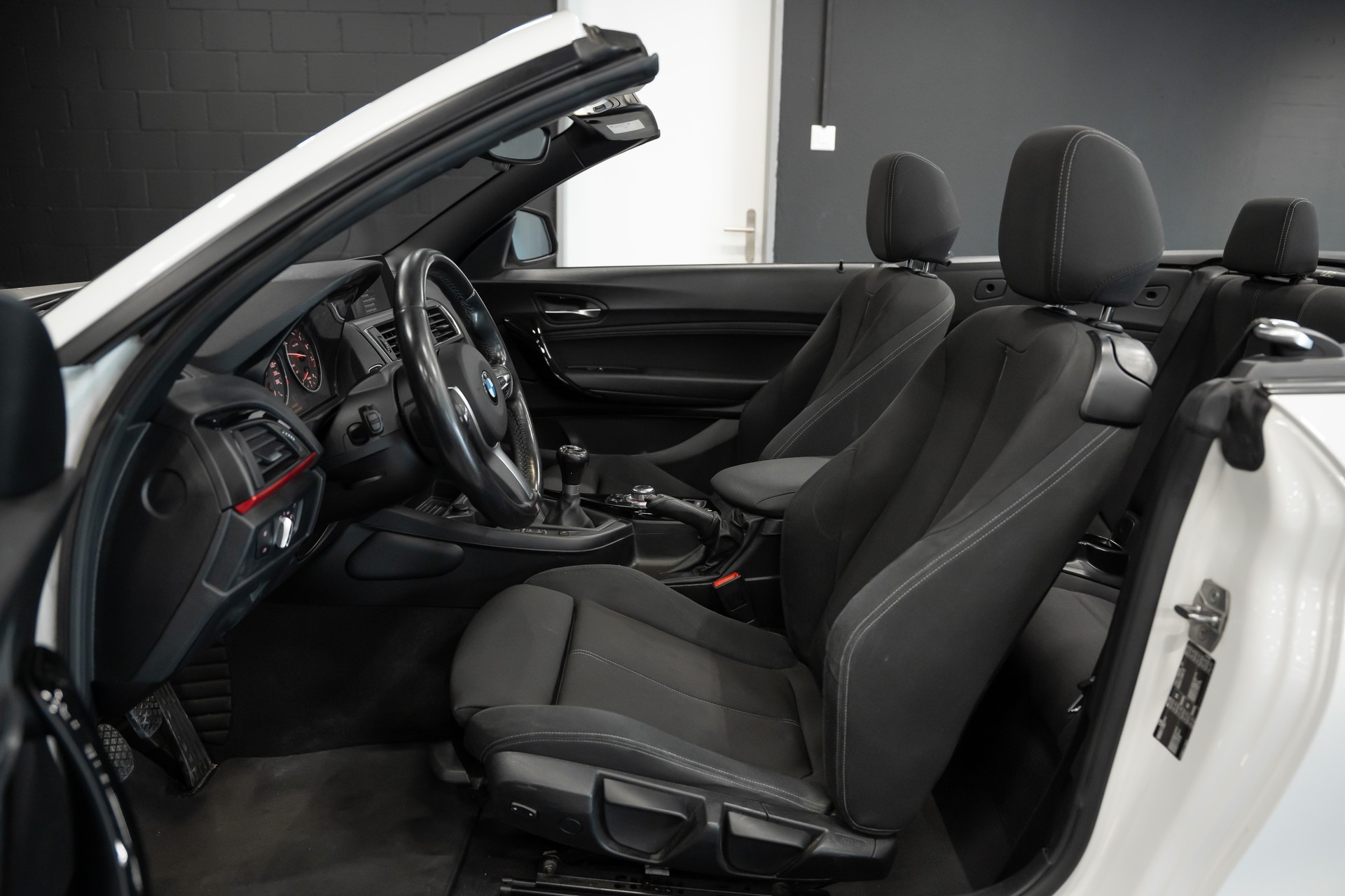 BMW 218i Cabriolet-image-10