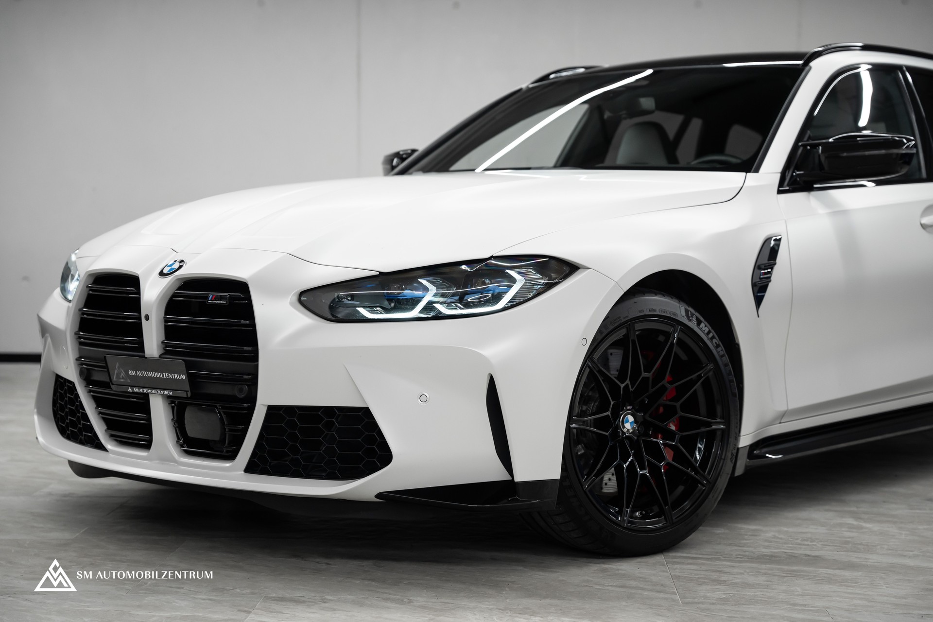 BMW M3 Competition xDrive Touring / Frozen White / Head-Up / 360° / Laserlight-showroom-element-3