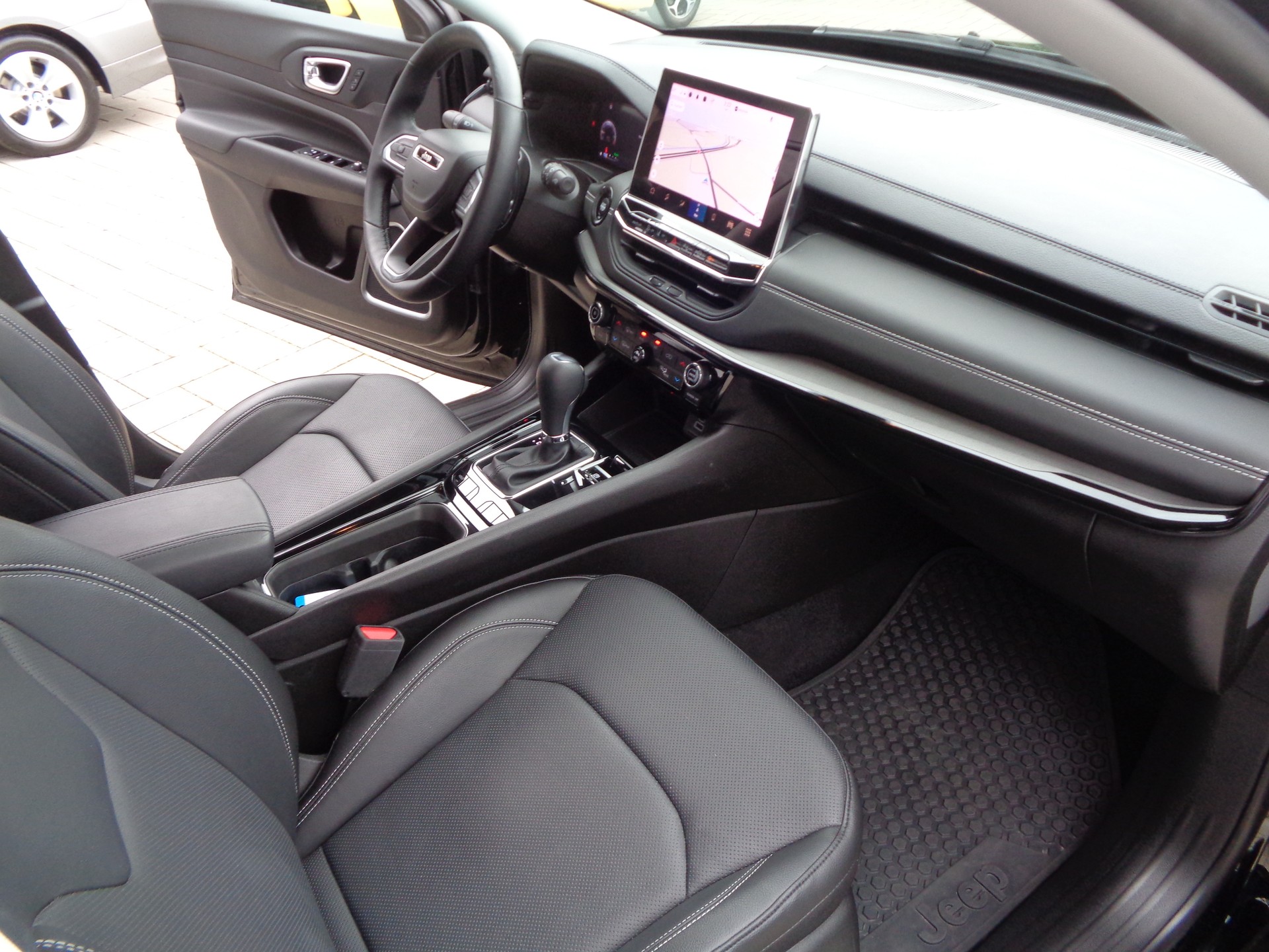 JEEP Compass 4x2 1.5 T MHEV Summit-image-8
