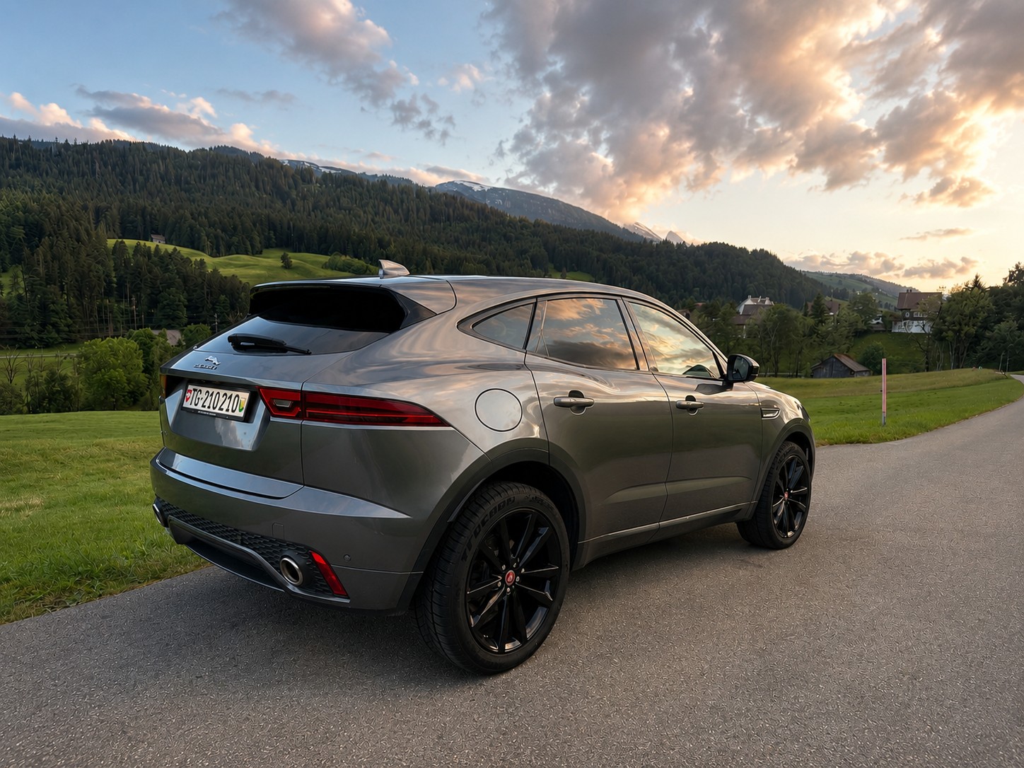 JAGUAR 2.0 D 180 R-Dynamic HSE AWD-image-2