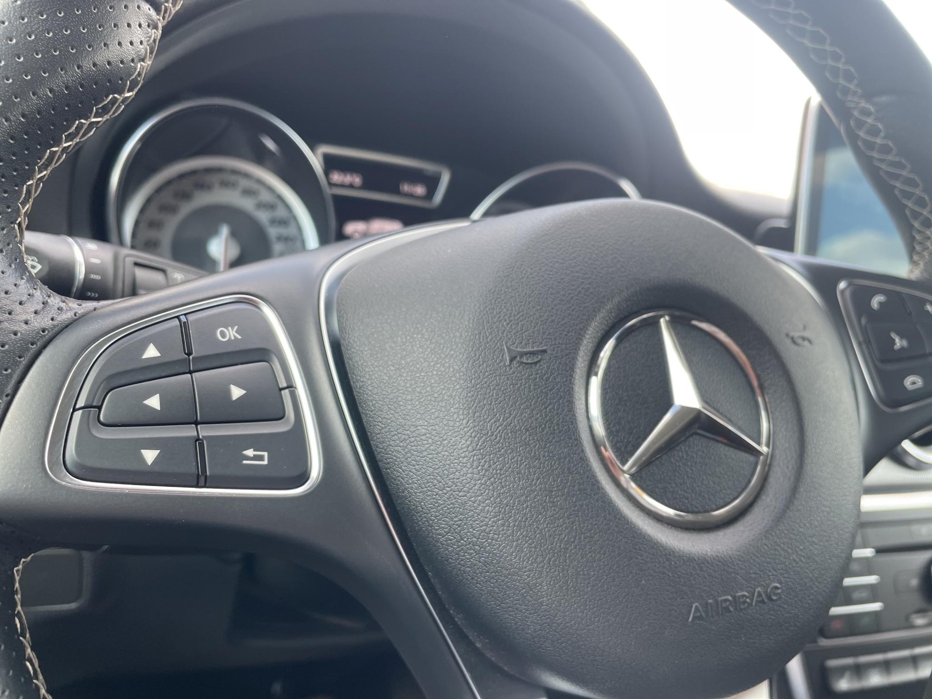 MERCEDES-BENZ GLA 200 d Urban 4M-image-19