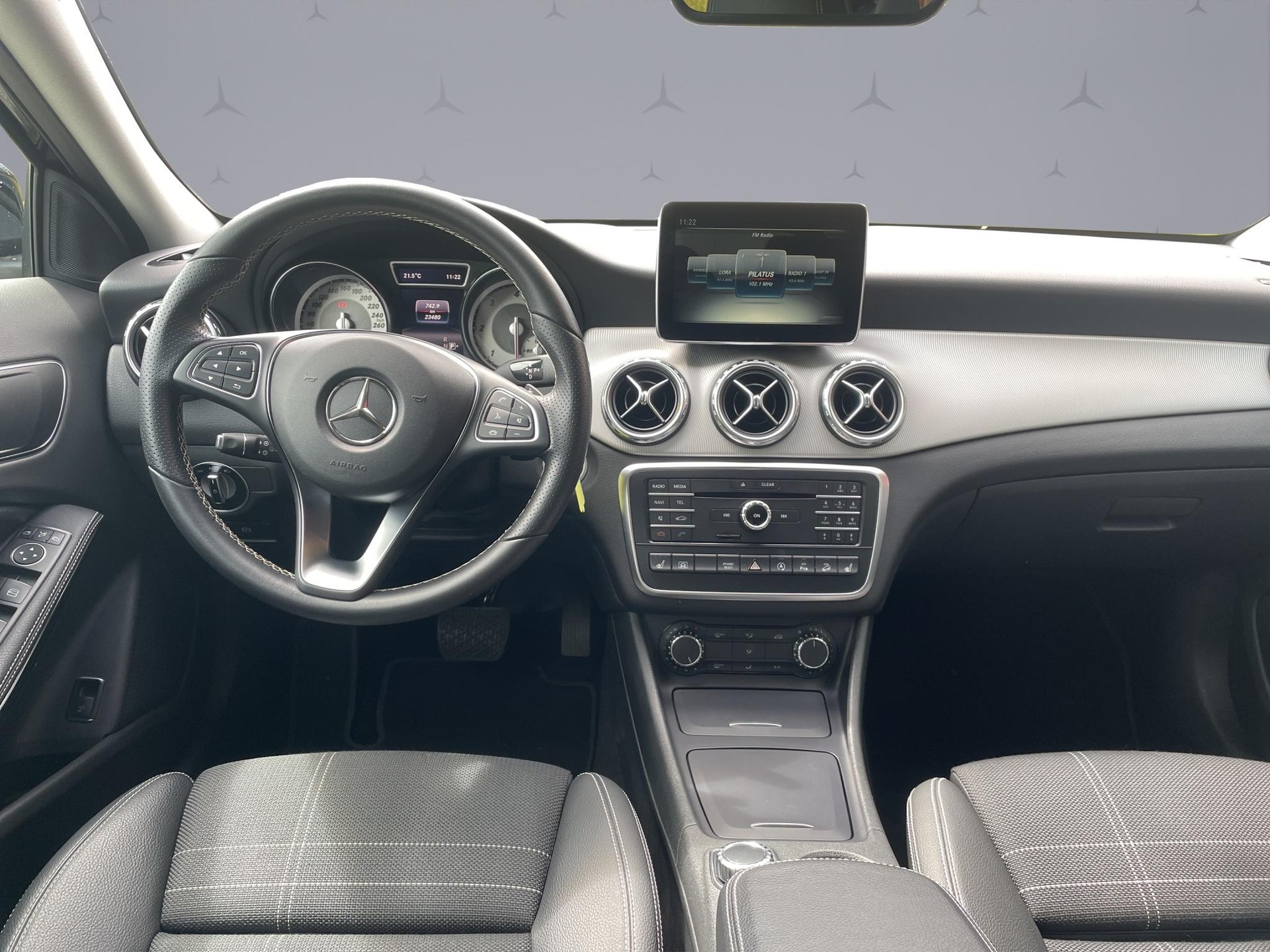 MERCEDES-BENZ GLA 200 d Urban 4M-image-13