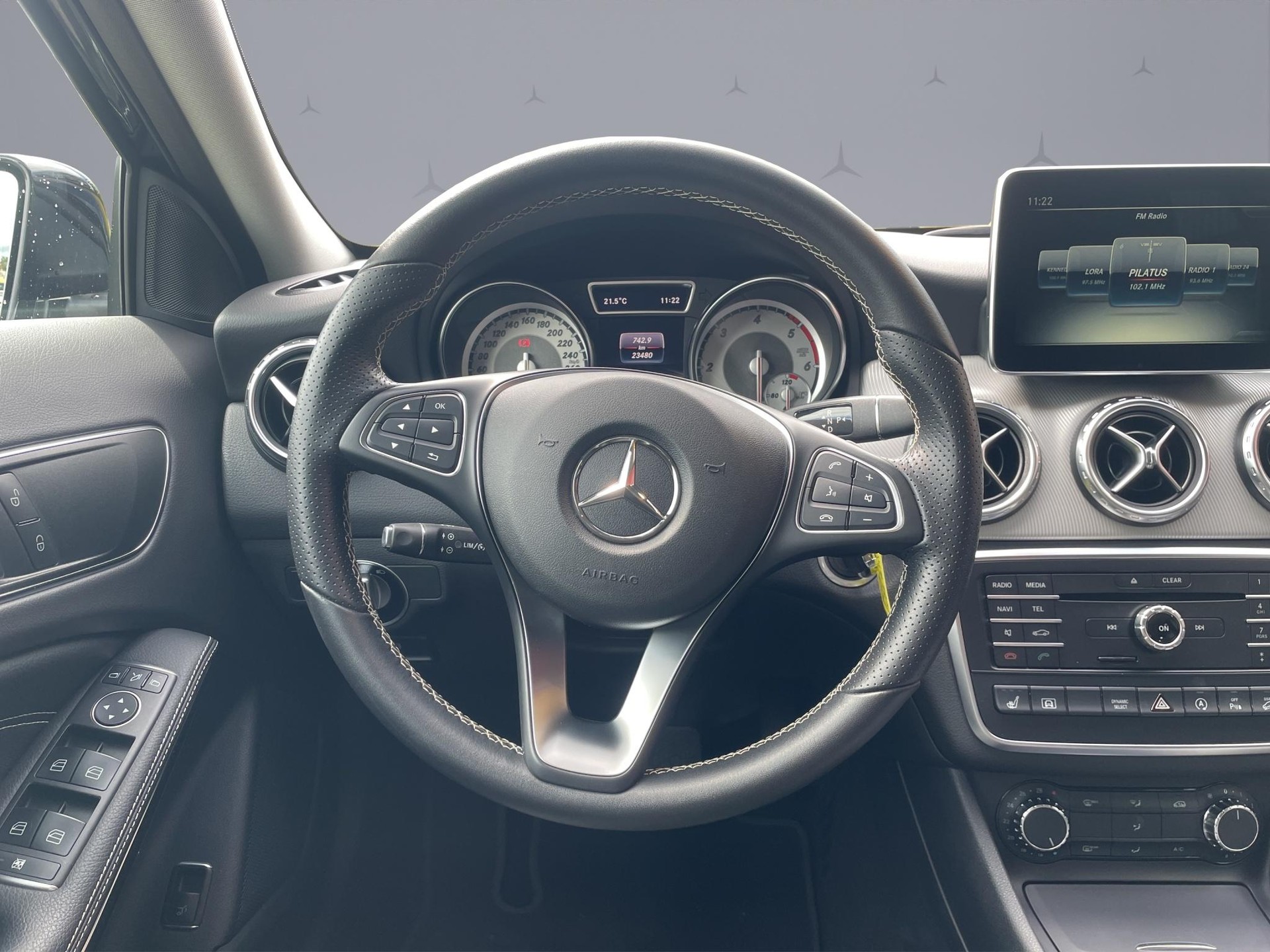 MERCEDES-BENZ GLA 200 d Urban 4M-image-11