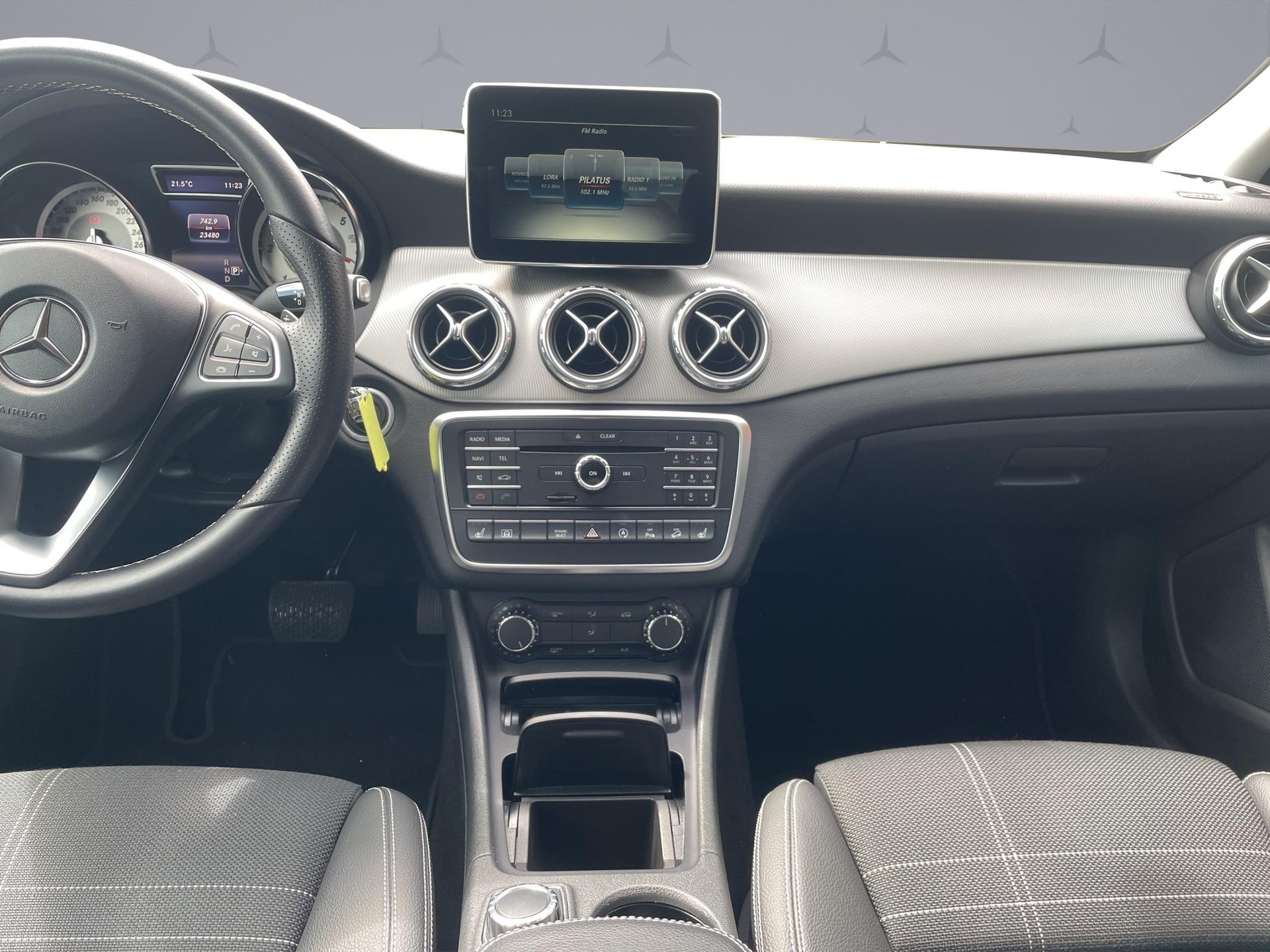 MERCEDES-BENZ GLA 200 d Urban 4M-image-14